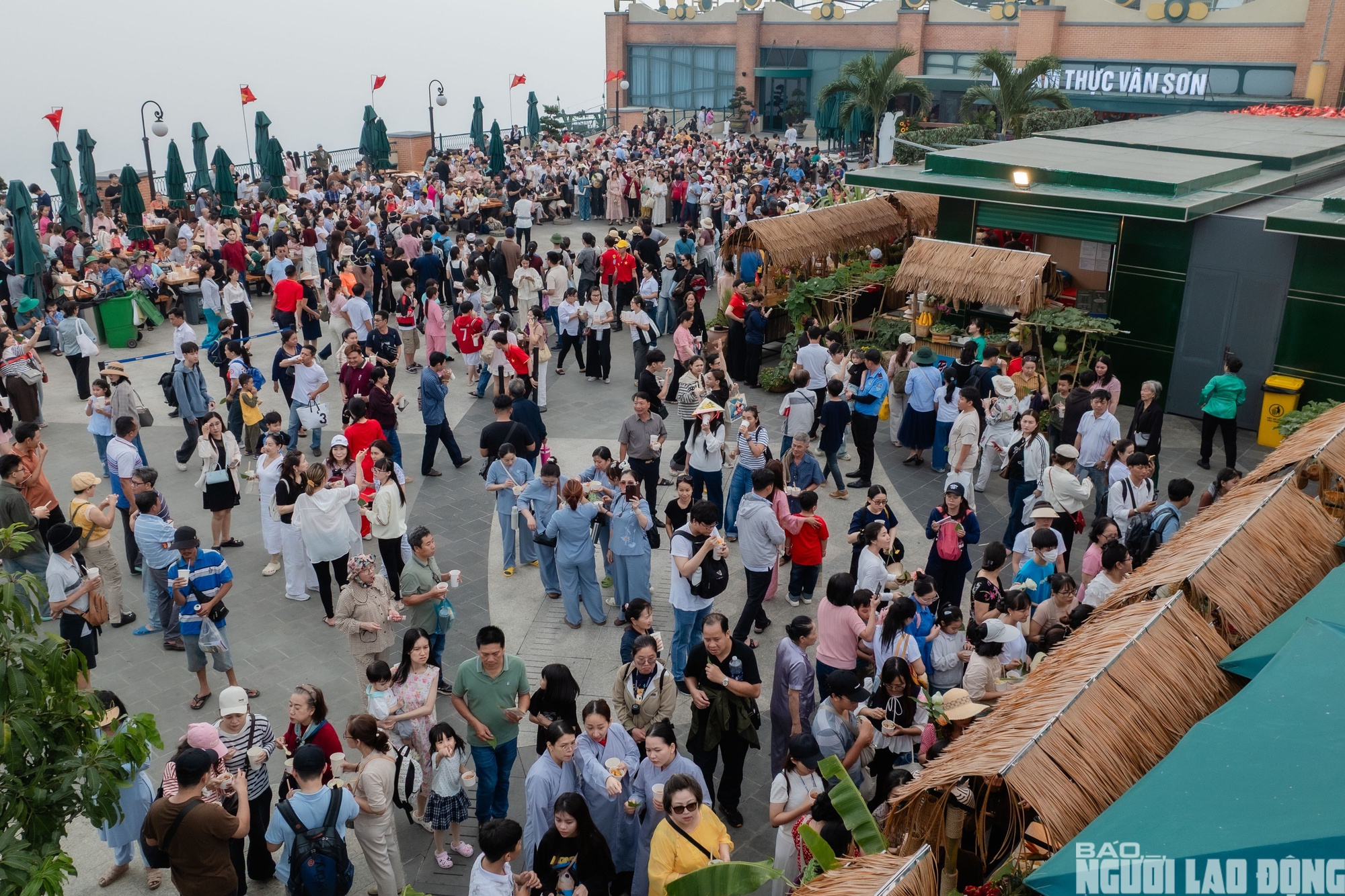 H&agrave;ng ng&agrave;n người đổ x&ocirc; l&ecirc;n&nbsp;N&uacute;i B&agrave; Đen&nbsp;dịp&nbsp;Giỗ Tổ H&ugrave;ng Vương - Ảnh 3.