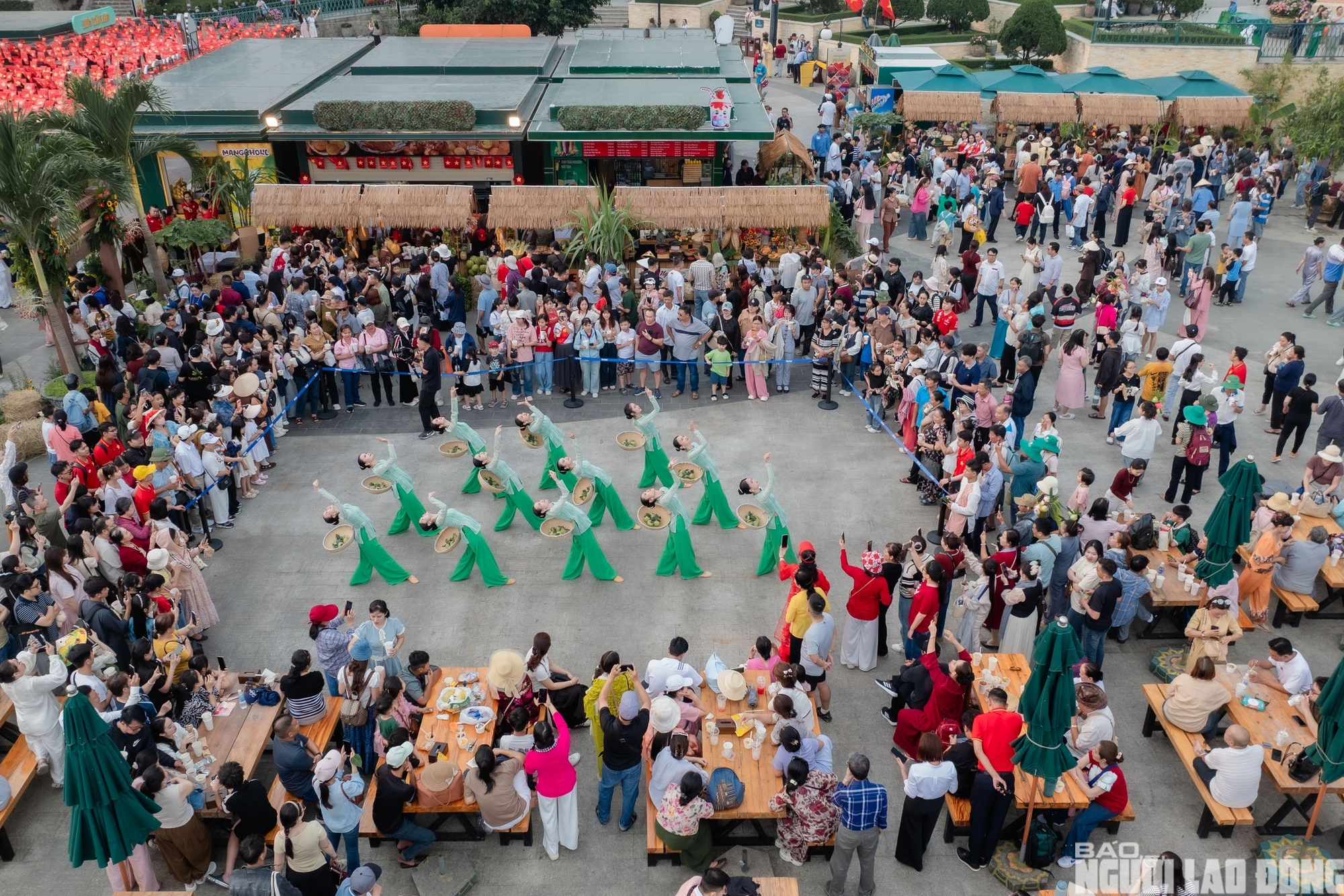 H&agrave;ng ng&agrave;n người đổ x&ocirc; l&ecirc;n&nbsp;N&uacute;i B&agrave; Đen&nbsp;dịp&nbsp;Giỗ Tổ H&ugrave;ng Vương - Ảnh 4.