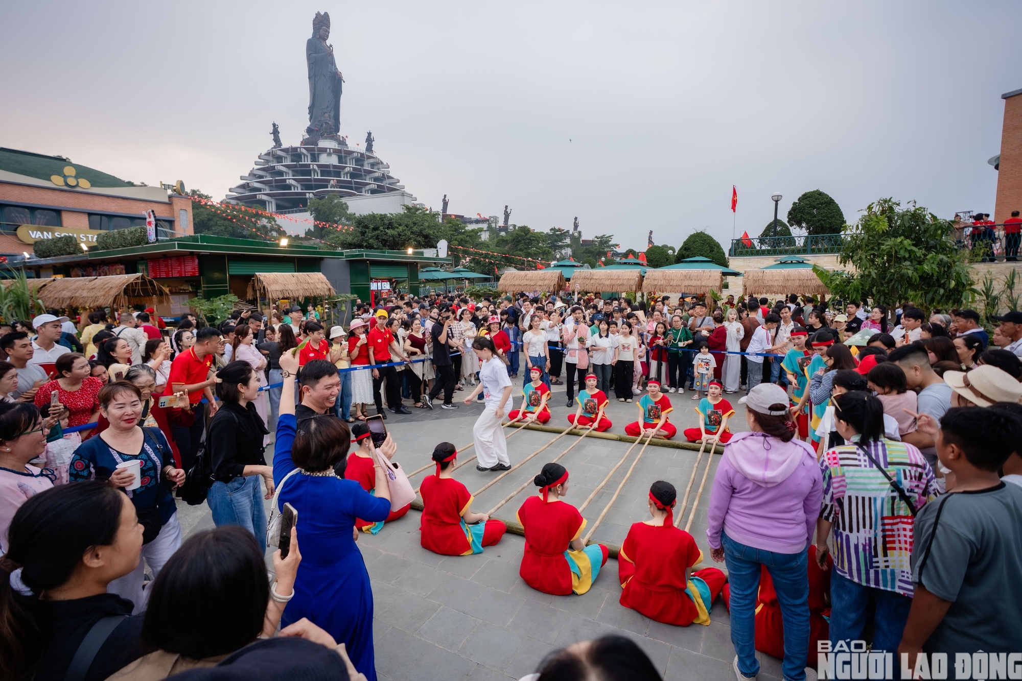 H&agrave;ng ng&agrave;n người đổ x&ocirc; l&ecirc;n&nbsp;N&uacute;i B&agrave; Đen&nbsp;dịp&nbsp;Giỗ Tổ H&ugrave;ng Vương - Ảnh 5.