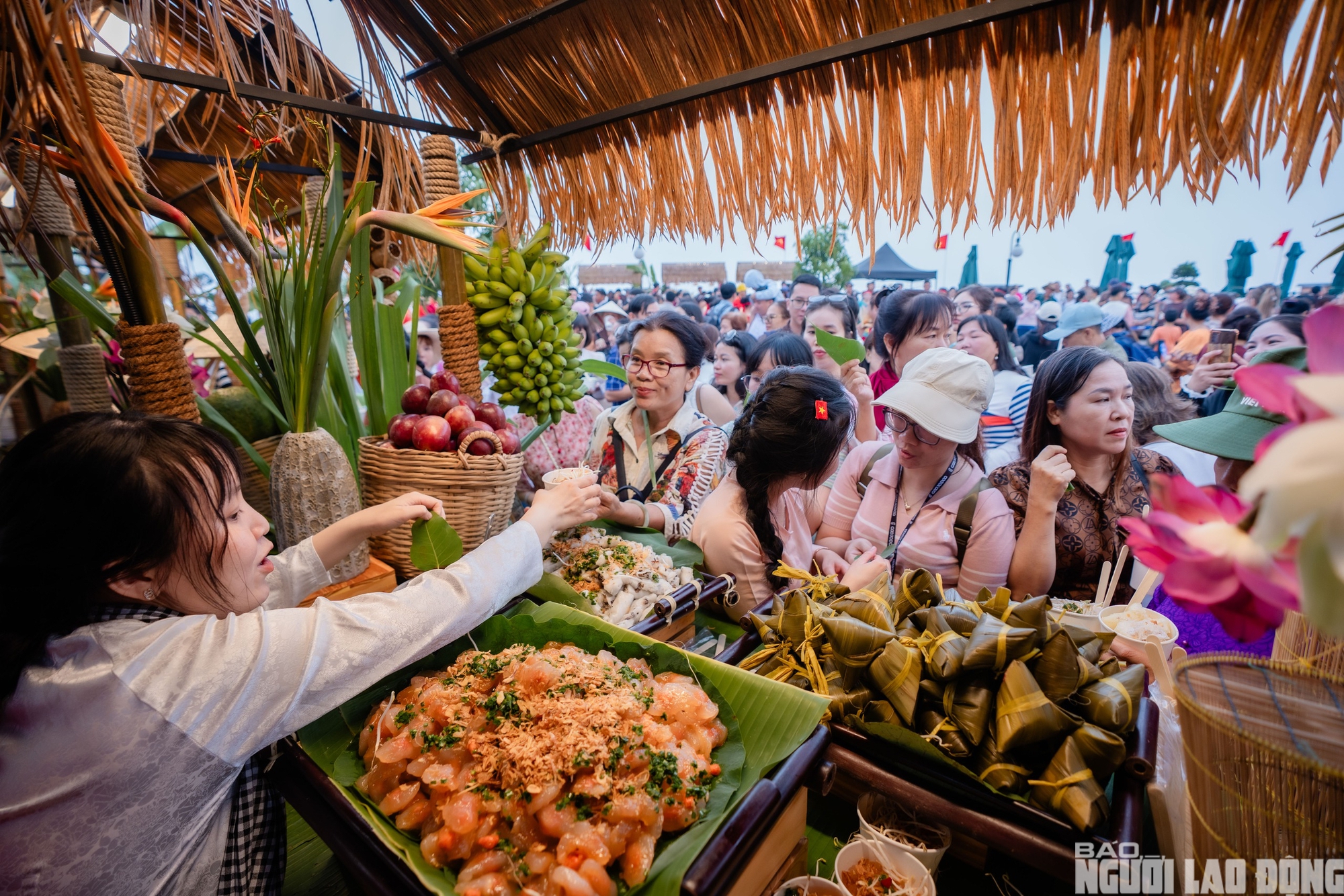 H&agrave;ng ng&agrave;n người đổ x&ocirc; l&ecirc;n&nbsp;N&uacute;i B&agrave; Đen&nbsp;dịp&nbsp;Giỗ Tổ H&ugrave;ng Vương - Ảnh 6.