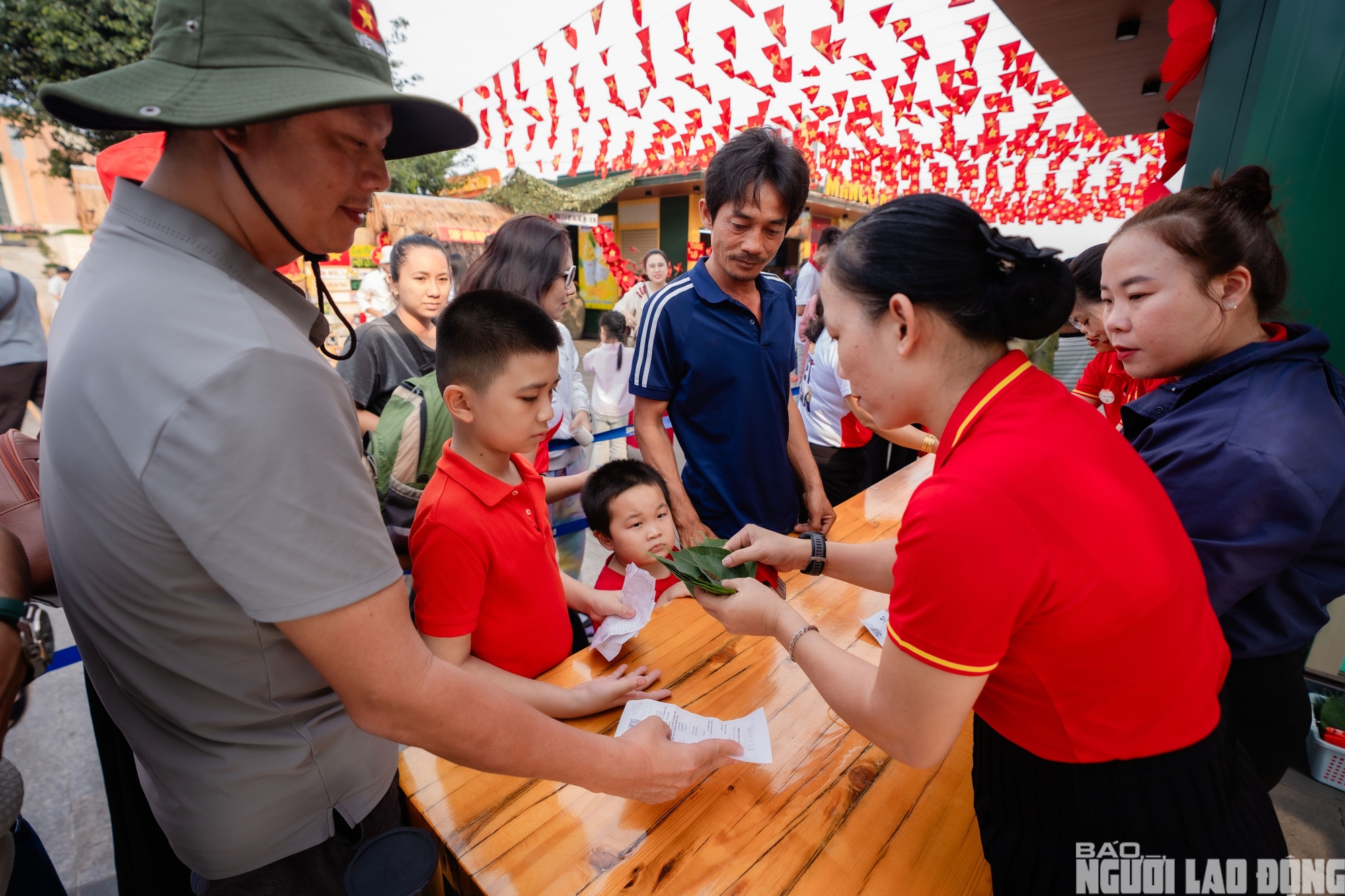 H&agrave;ng ng&agrave;n người đổ x&ocirc; l&ecirc;n&nbsp;N&uacute;i B&agrave; Đen&nbsp;dịp&nbsp;Giỗ Tổ H&ugrave;ng Vương - Ảnh 9.