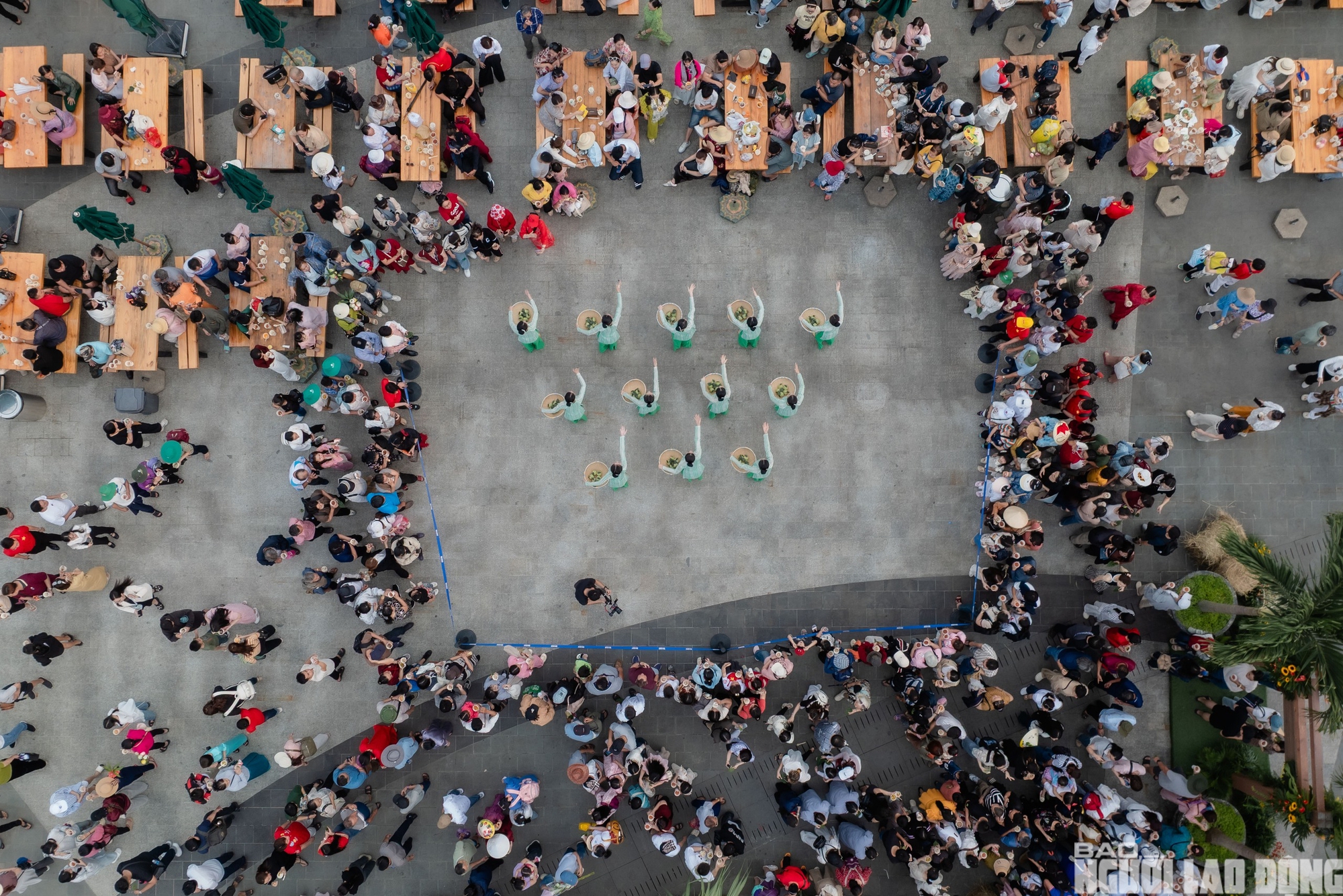 H&agrave;ng ng&agrave;n người đổ x&ocirc; l&ecirc;n&nbsp;N&uacute;i B&agrave; Đen&nbsp;dịp&nbsp;Giỗ Tổ H&ugrave;ng Vương - Ảnh 10.