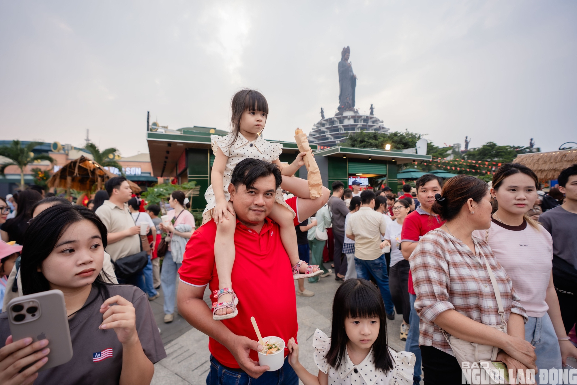 H&agrave;ng ng&agrave;n người đổ x&ocirc; l&ecirc;n&nbsp;N&uacute;i B&agrave; Đen&nbsp;dịp&nbsp;Giỗ Tổ H&ugrave;ng Vương - Ảnh 11.