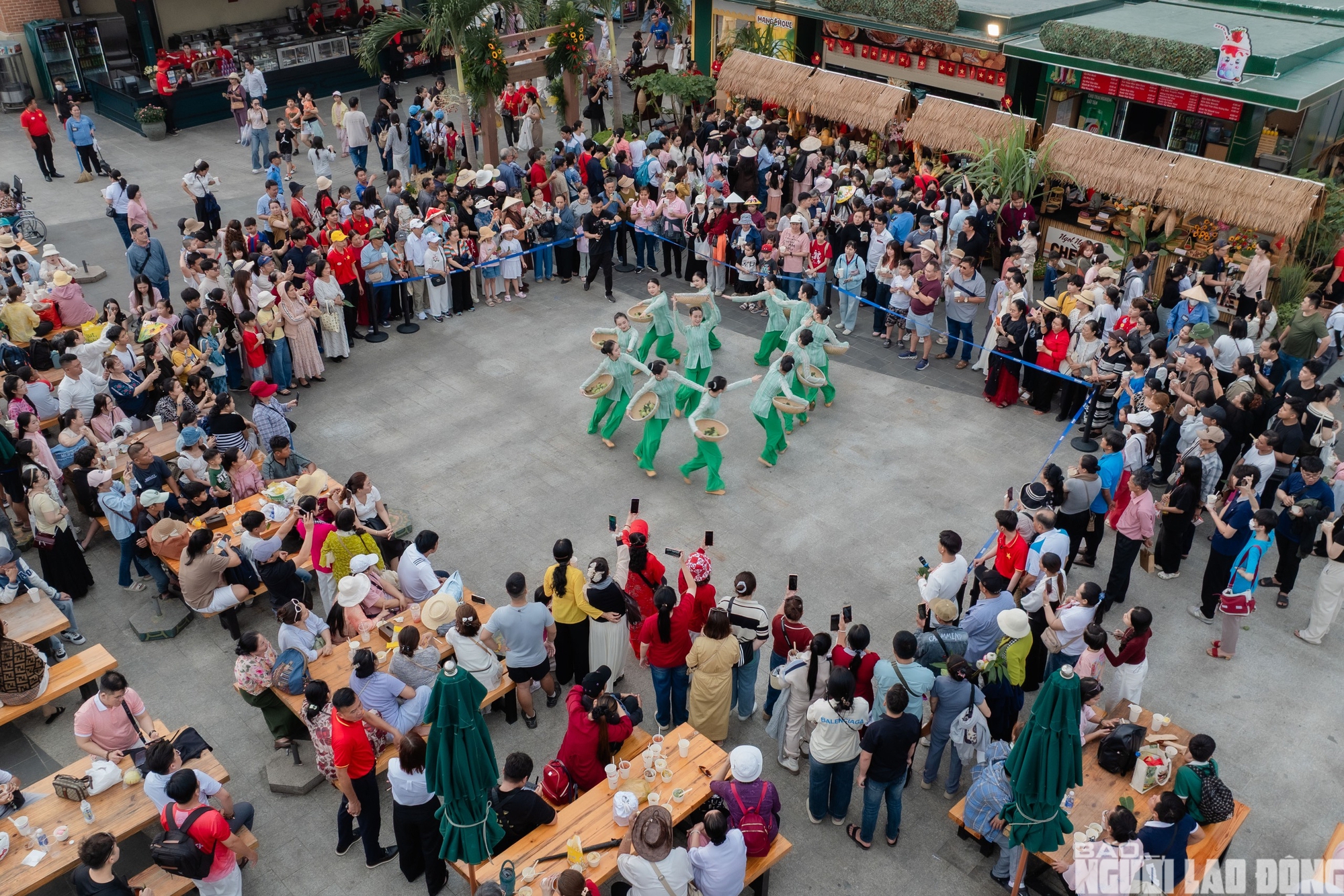 H&agrave;ng ng&agrave;n người đổ x&ocirc; l&ecirc;n&nbsp;N&uacute;i B&agrave; Đen&nbsp;dịp&nbsp;Giỗ Tổ H&ugrave;ng Vương - Ảnh 12.