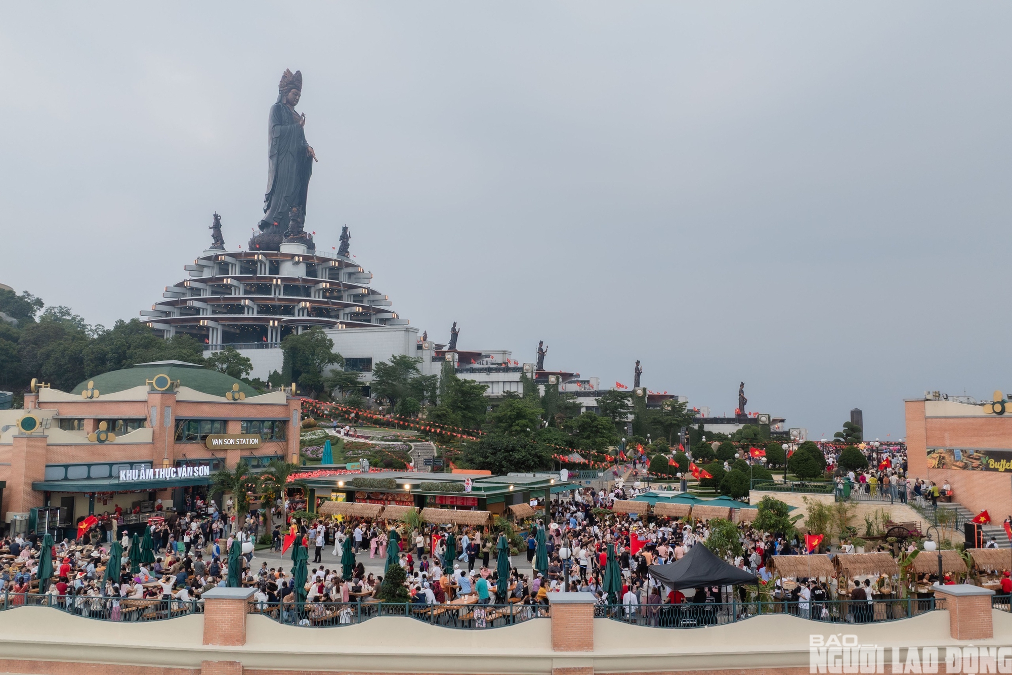 H&agrave;ng ng&agrave;n người đổ x&ocirc; l&ecirc;n&nbsp;N&uacute;i B&agrave; Đen&nbsp;dịp&nbsp;Giỗ Tổ H&ugrave;ng Vương - Ảnh 13.