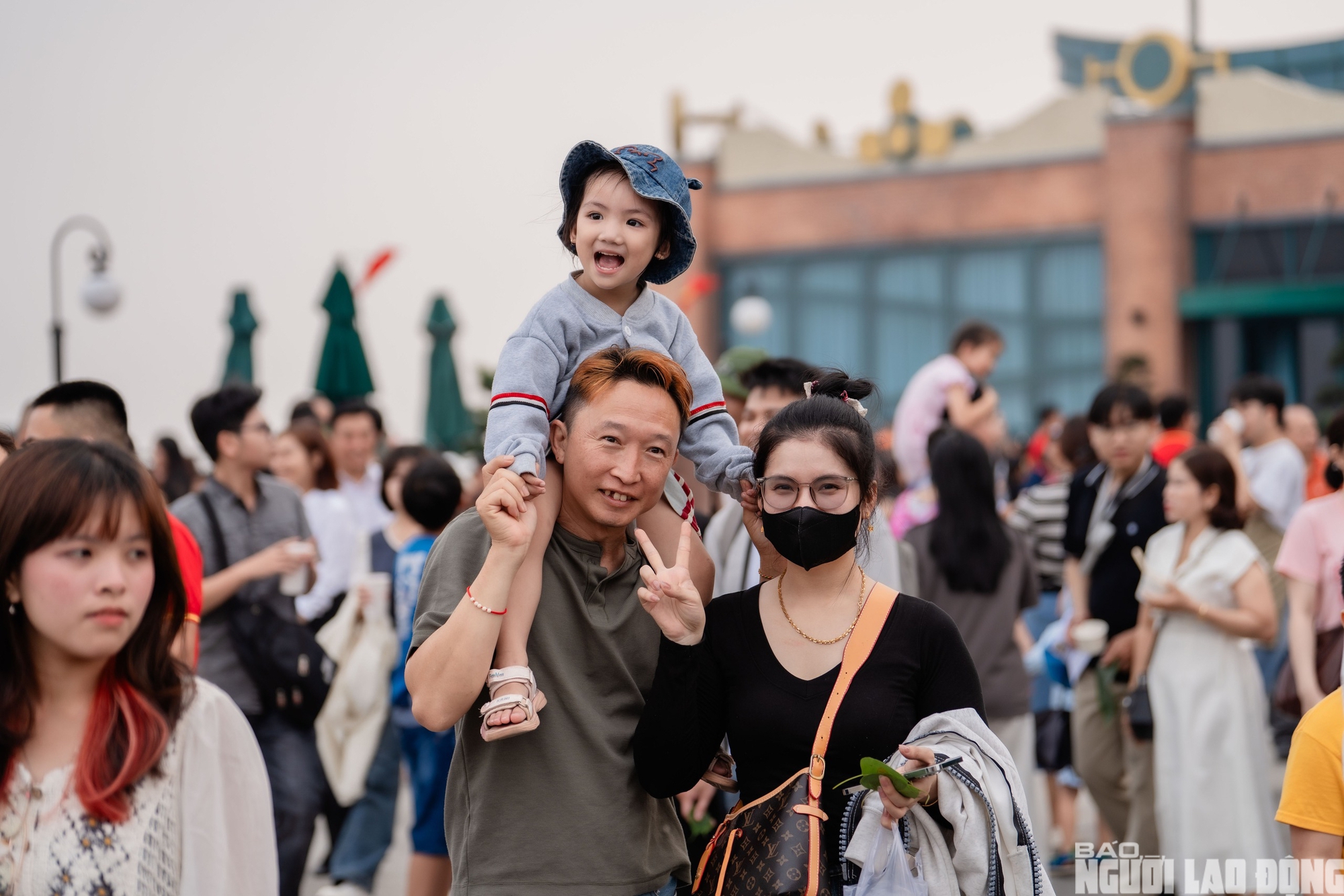 H&agrave;ng ng&agrave;n người đổ x&ocirc; l&ecirc;n&nbsp;N&uacute;i B&agrave; Đen&nbsp;dịp&nbsp;Giỗ Tổ H&ugrave;ng Vương - Ảnh 14.