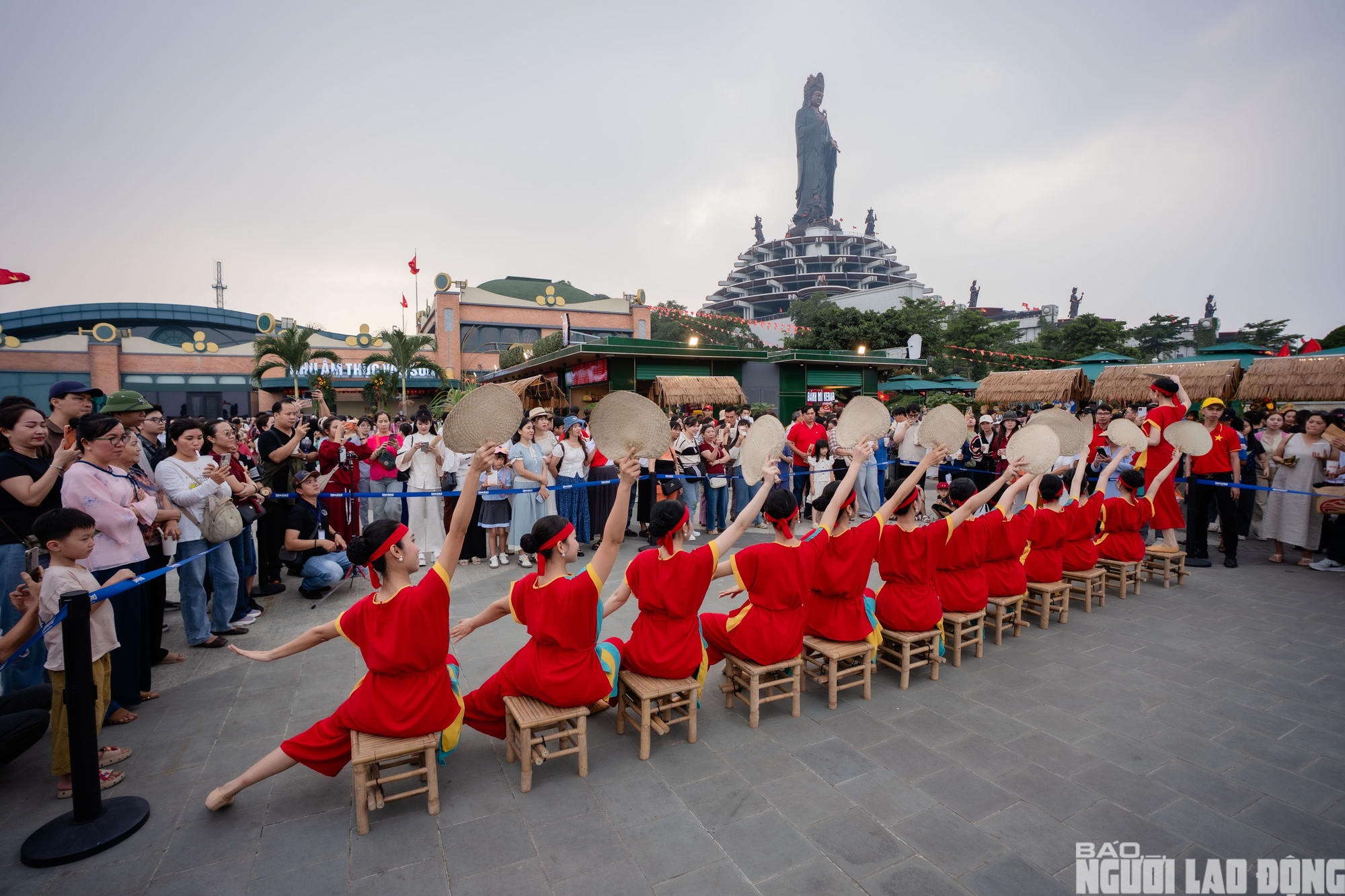 H&agrave;ng ng&agrave;n người đổ x&ocirc; l&ecirc;n&nbsp;N&uacute;i B&agrave; Đen&nbsp;dịp&nbsp;Giỗ Tổ H&ugrave;ng Vương - Ảnh 15.