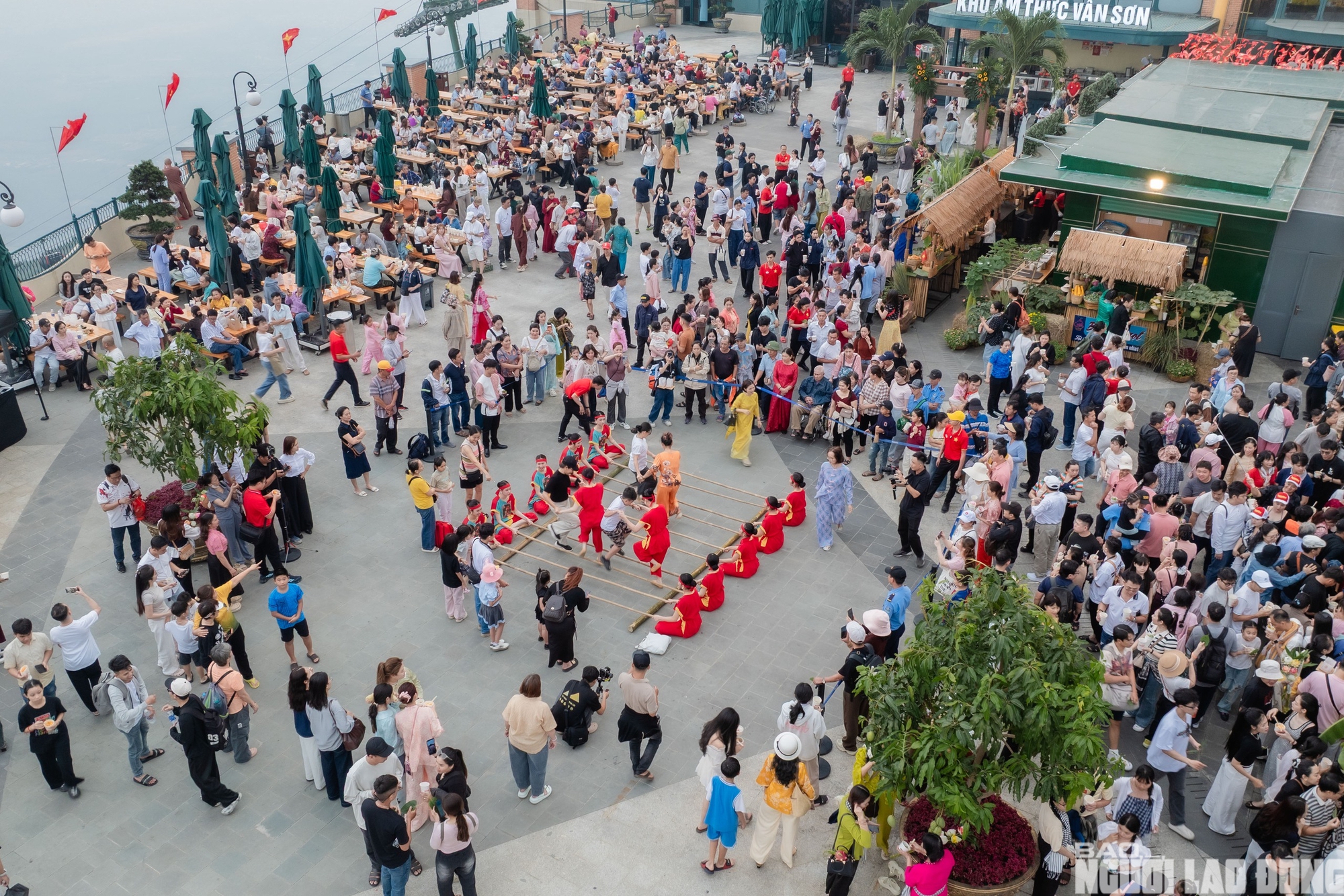 H&agrave;ng ng&agrave;n người đổ x&ocirc; l&ecirc;n&nbsp;N&uacute;i B&agrave; Đen&nbsp;dịp&nbsp;Giỗ Tổ H&ugrave;ng Vương - Ảnh 16.