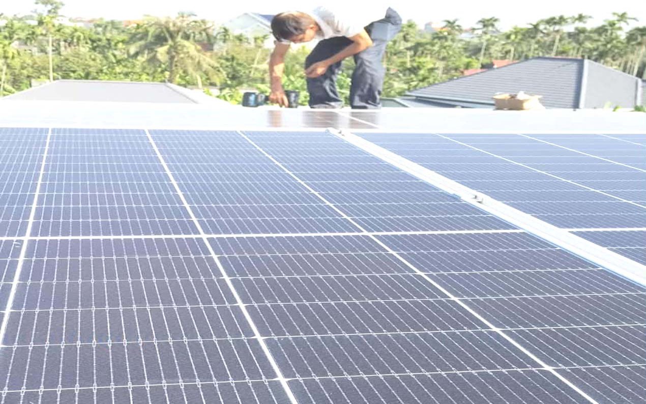 Thủ tướng: Đẩy mạnh điện mặt trời m&aacute;i nh&agrave; tự d&ugrave;ng, t&iacute;nh phương &aacute;n điện nổi ứng ph&oacute; khẩn cấp - Ảnh 2.