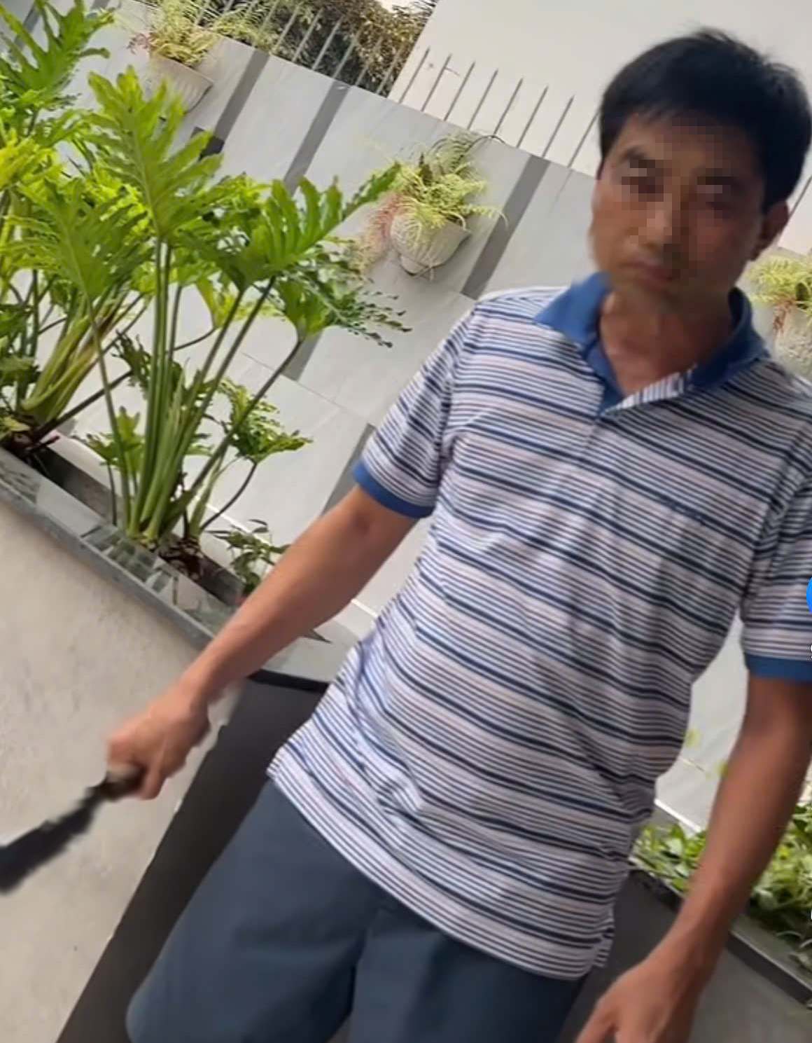 Xác minh clip người đàn ông vung dao dọa thợ khóa ở TPHCM gây xôn xao - Ảnh 1.