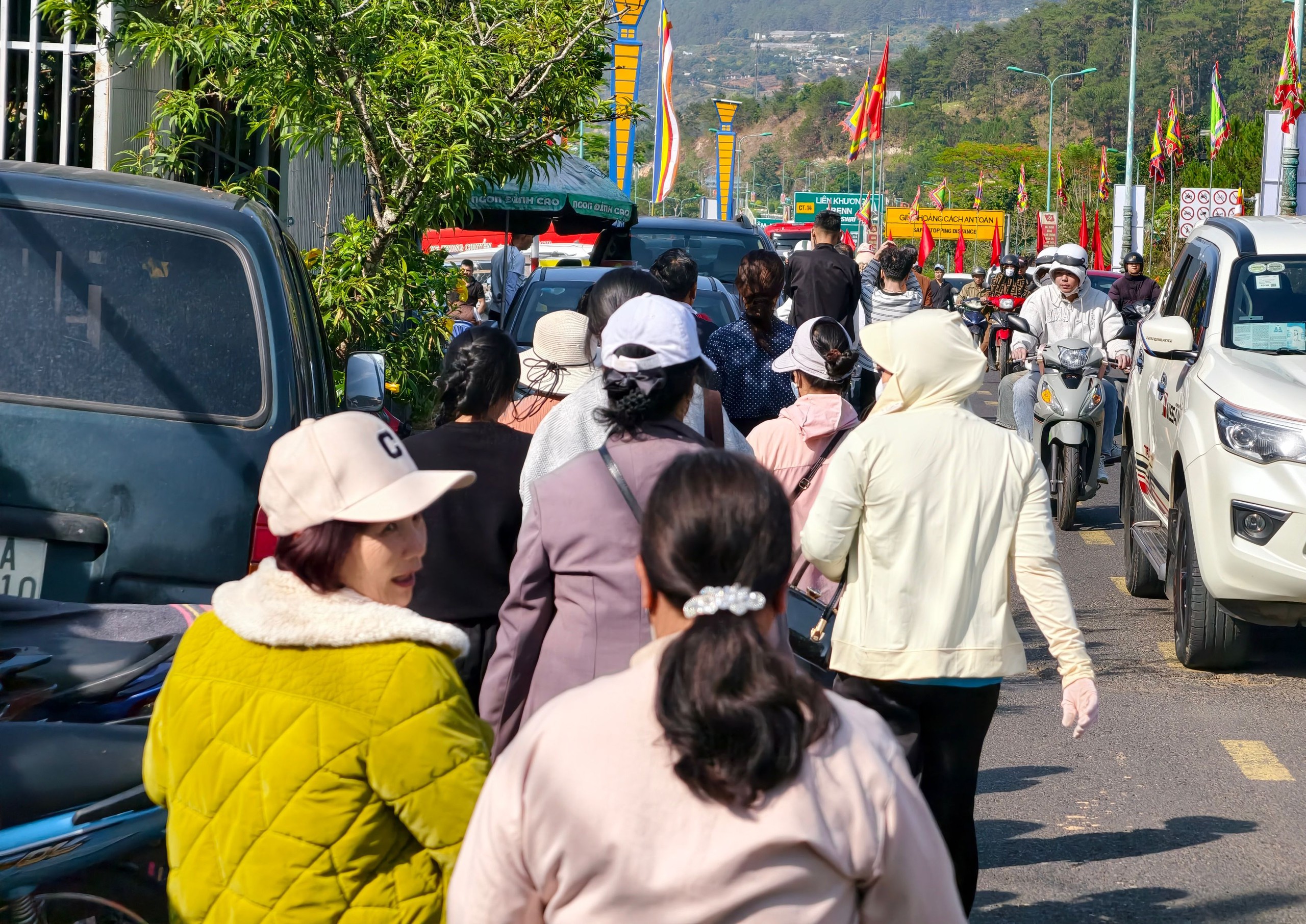 Vượt hơn 600 bậc thang l&ecirc;n d&acirc;ng hương trong ng&agrave;y Giỗ Tổ H&ugrave;ng Vương - Ảnh 4.