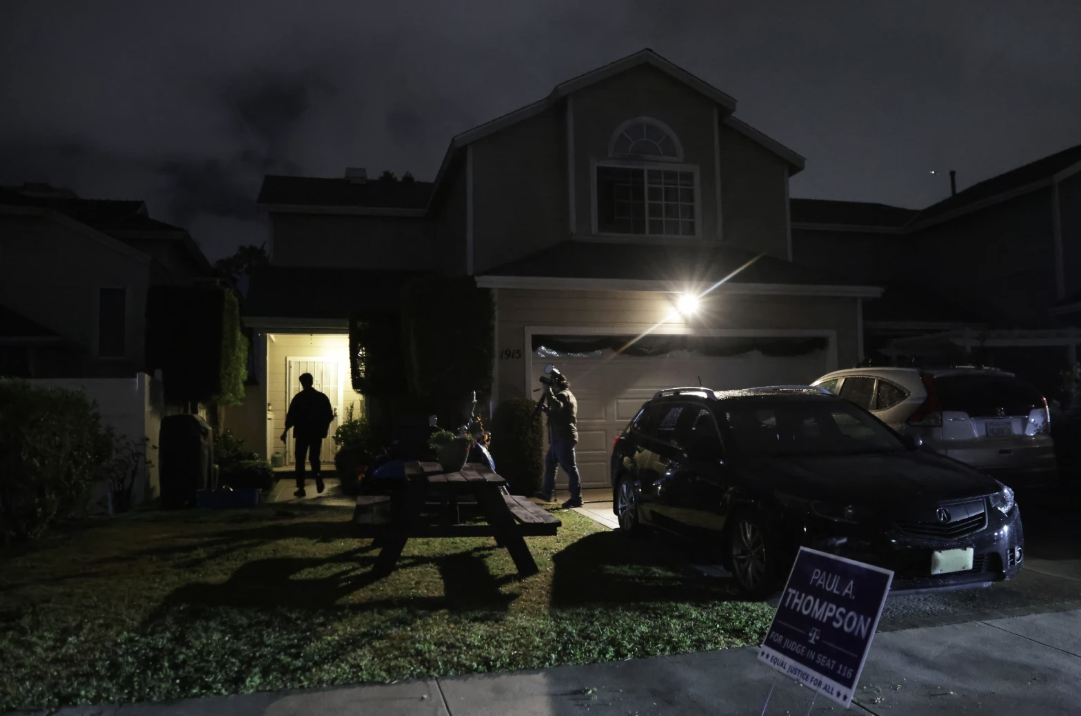 Nghi phạm xả s&uacute;ng trong tiệc của &ocirc;ng Donald Trump ra t&ograve;a tuần sau - Ảnh 3.