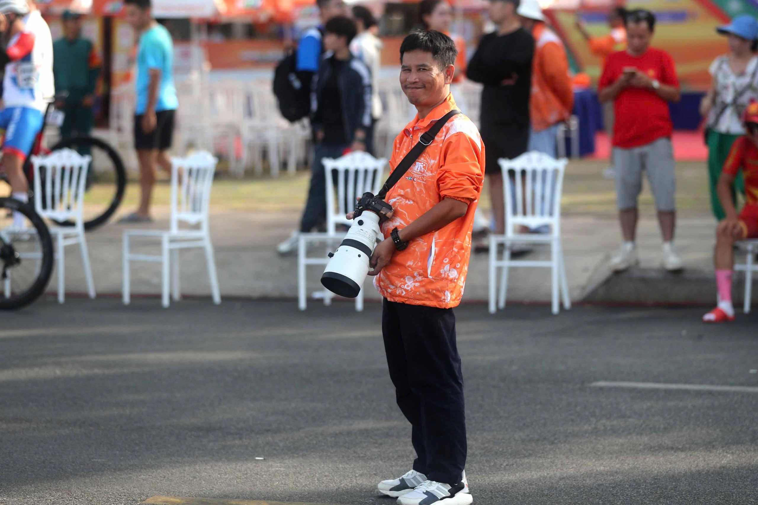  "Định nghĩa lại" ống kính tele khẩu lớn cho phóng viên tác nghiệp - Ảnh 1.