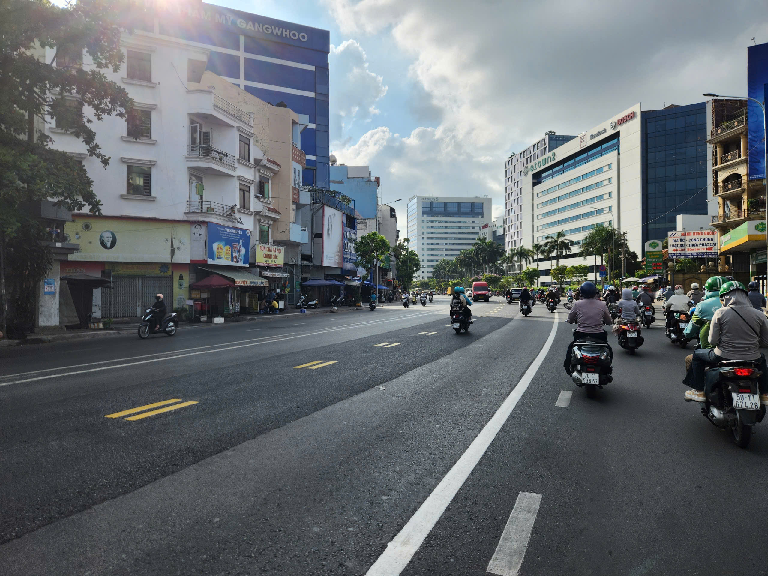 Dỡ 3 km dải phân cách, Cộng Hòa thông thoáng hơn - Ảnh 2.