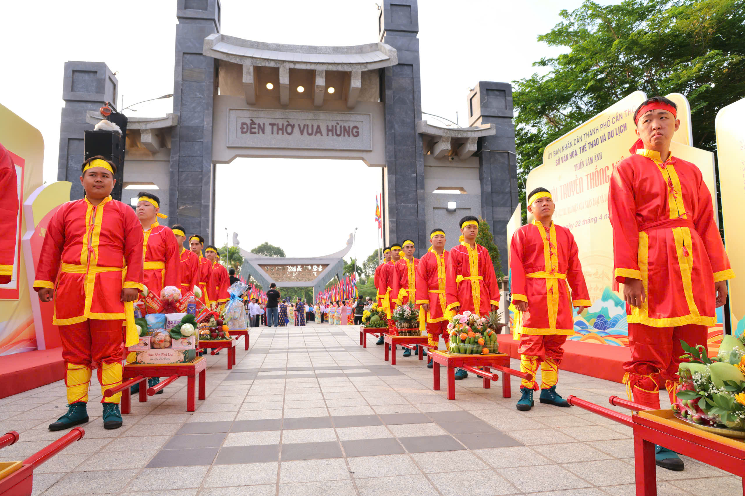Đông đảo người dân tham dự lễ Giỗ Tổ tại Đền thờ Vua Hùng ở TP Cần Thơ - Ảnh 2.