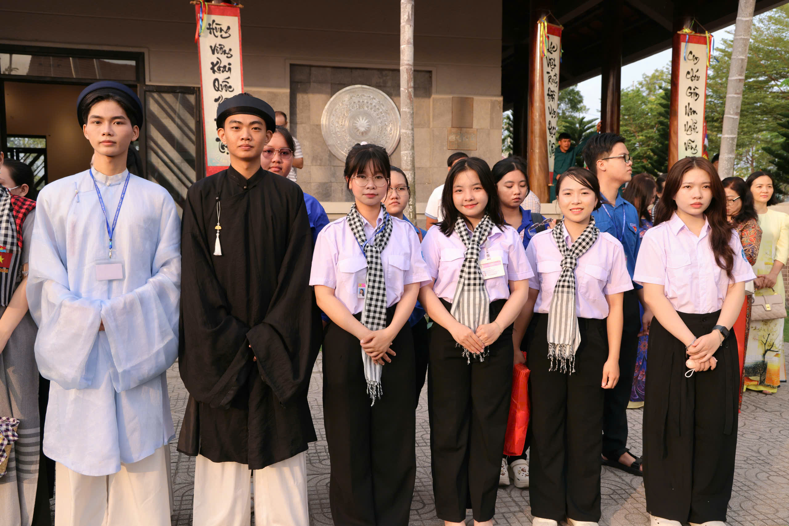 Đông đảo người dân tham dự lễ Giỗ Tổ tại Đền thờ Vua Hùng ở TP Cần Thơ - Ảnh 10.