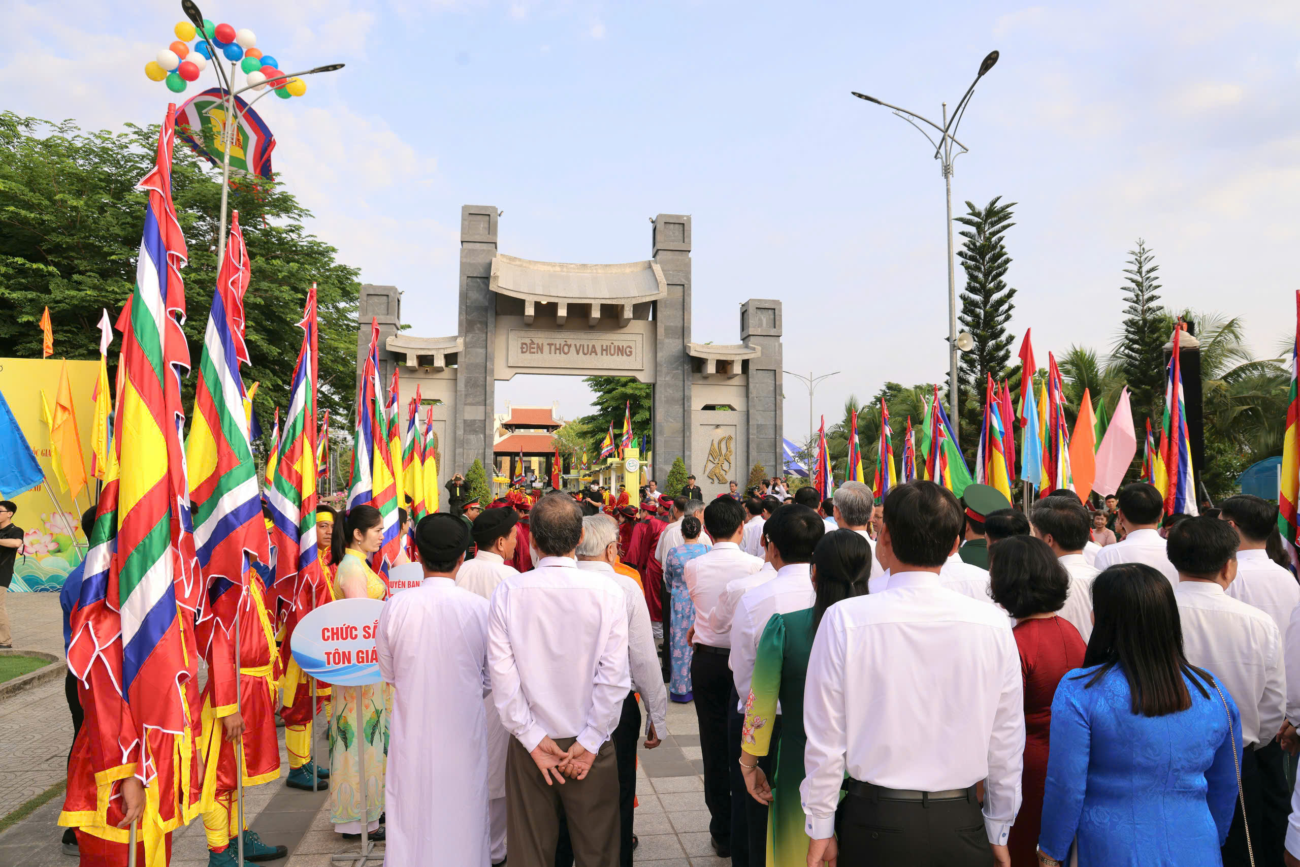 Đông đảo người dân tham dự lễ Giỗ Tổ tại Đền thờ Vua Hùng ở TP Cần Thơ - Ảnh 11.