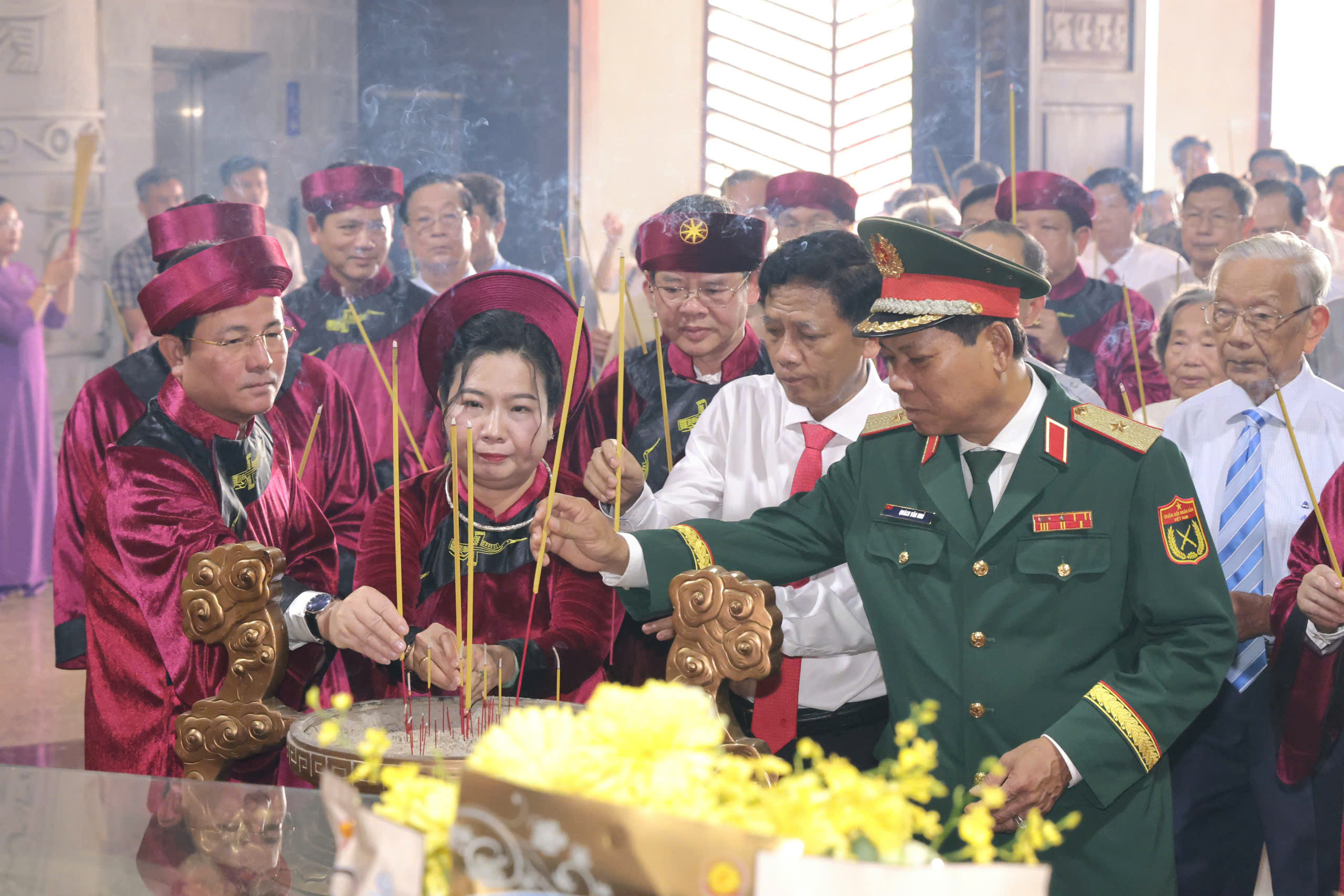 Đông đảo người dân, du khách dâng hương tại Đền thờ Vua Hùng ở TP Cần Thơ - Ảnh 1.