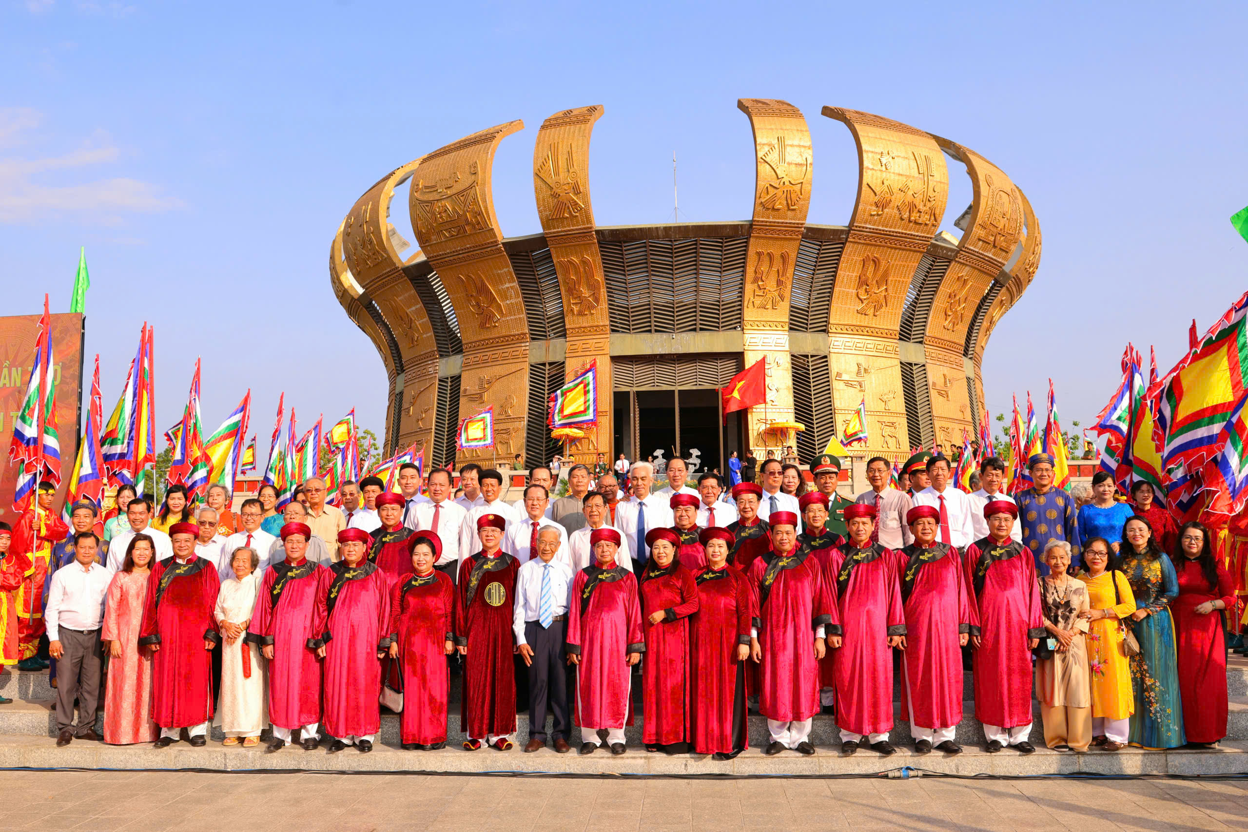 Đông đảo người dân tham dự lễ Giỗ Tổ tại Đền thờ Vua Hùng ở TP Cần Thơ - Ảnh 13.