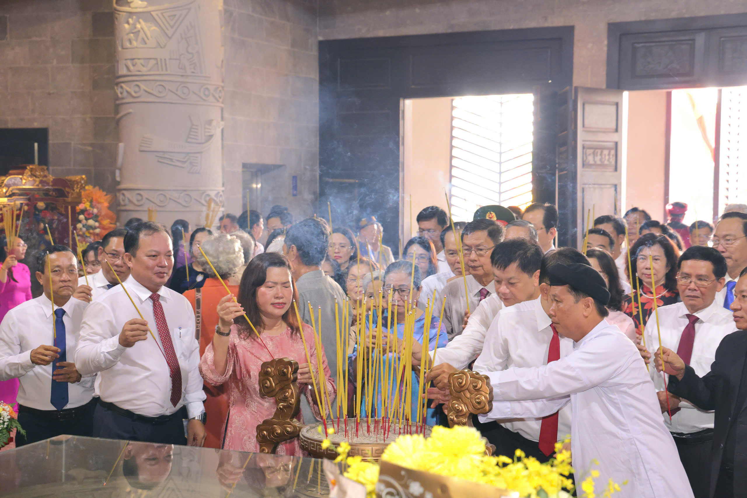 Đông đảo người dân tham dự lễ Giỗ Tổ tại Đền thờ Vua Hùng ở TP Cần Thơ - Ảnh 8.