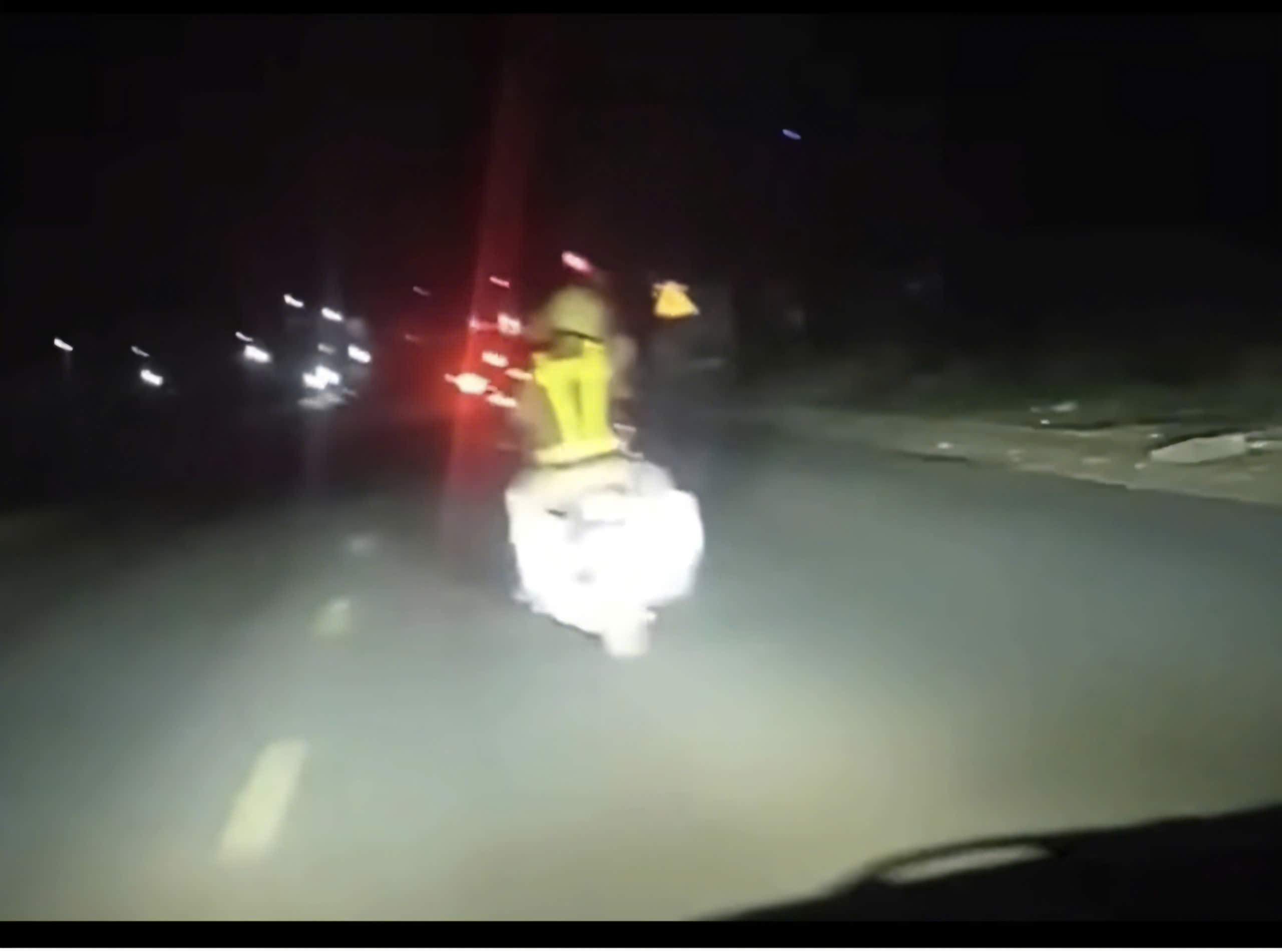 CSGT Đắk Lắk kịp thời dẫn đường cho Hai nữ sinh bị tai nạn đi cấp cứu - Ảnh 1.