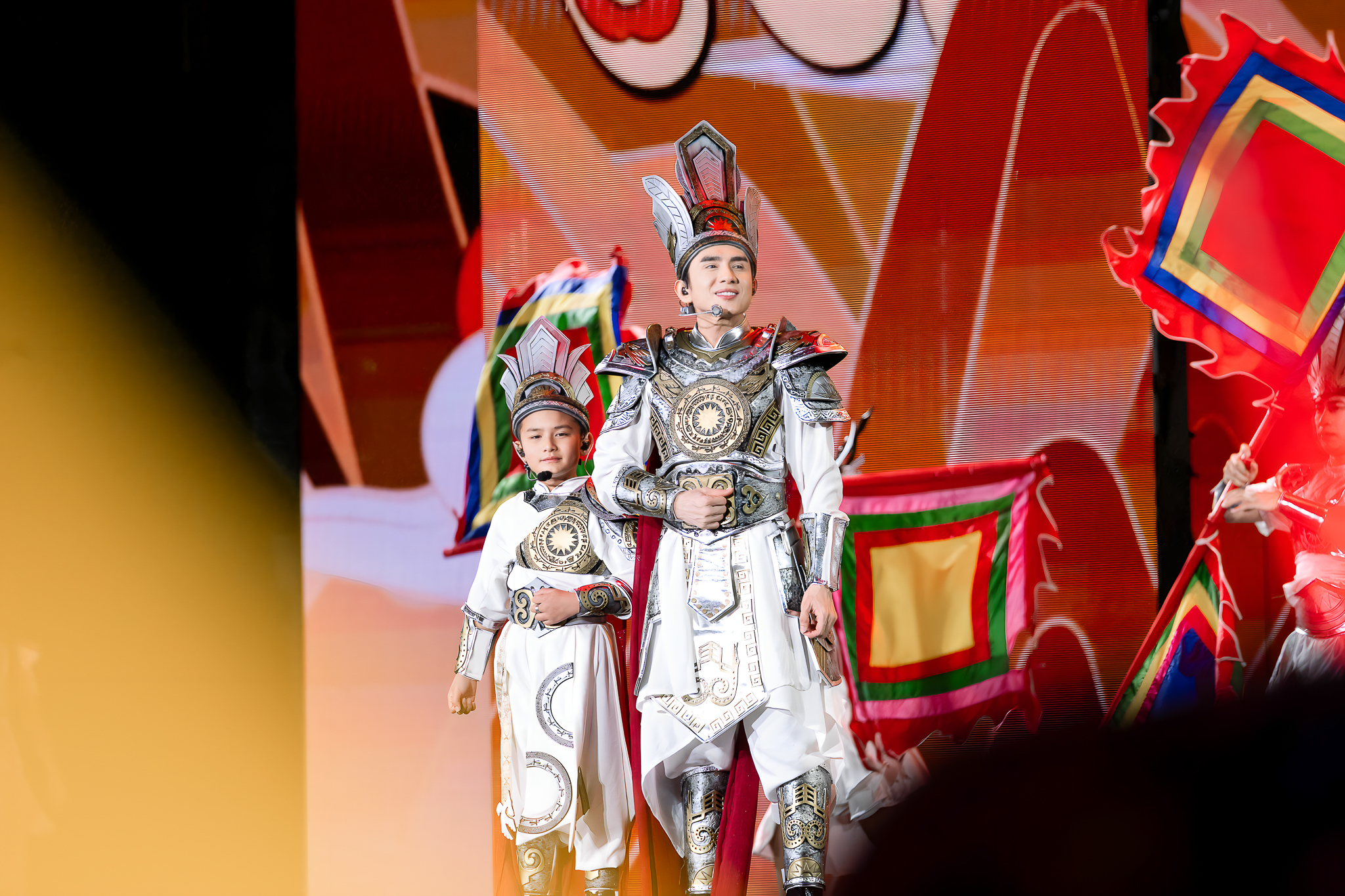 Đan Trường cùng con trai hát Sử ca  - Ảnh 1.