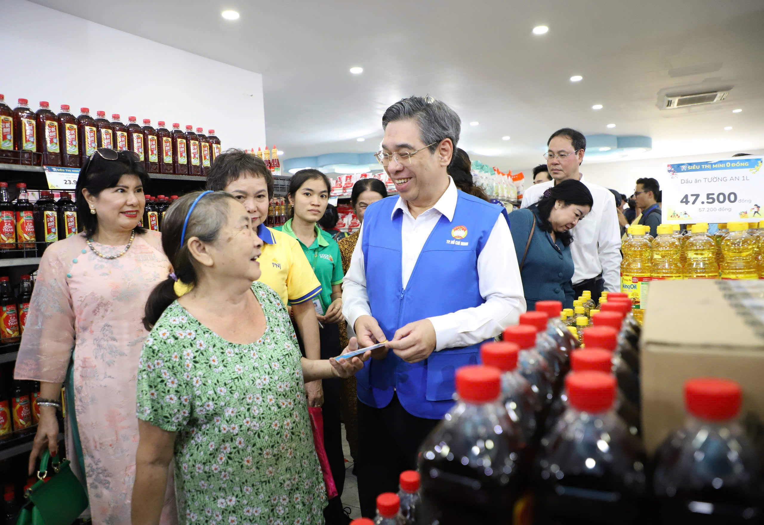 Kh&ocirc;ng để ai bị bỏ lại ph&iacute;a sau: TPHCM dệt lưới an sinh, giữ nhịp l&ograve;ng d&acirc;n - Ảnh 6.