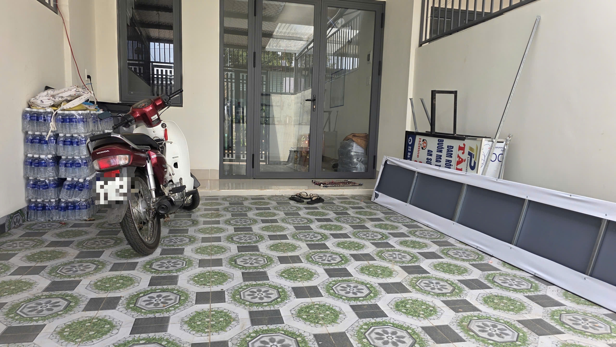 Vụ hành khách trên 2 xe bị “bỏ rơi” trong đêm: Văn phòng nhà xe bất ngờ tháo bảng hiệu - Ảnh 2.