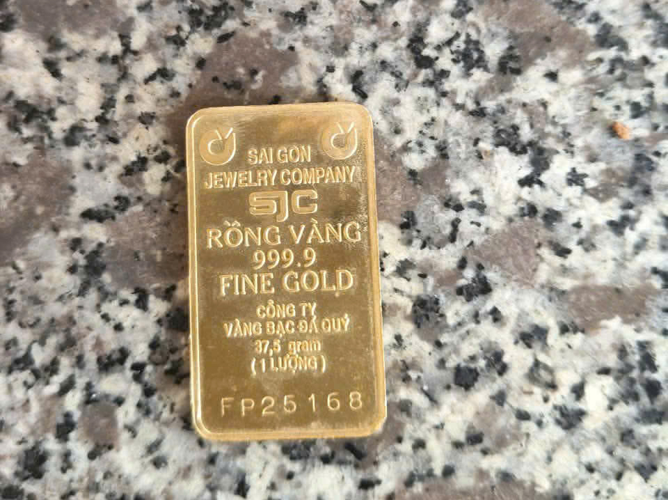 Cụ ông 79 tuổi mang thỏi vàng SJC 9999 nằm bên vệ đường ở Huế - Ảnh 3.