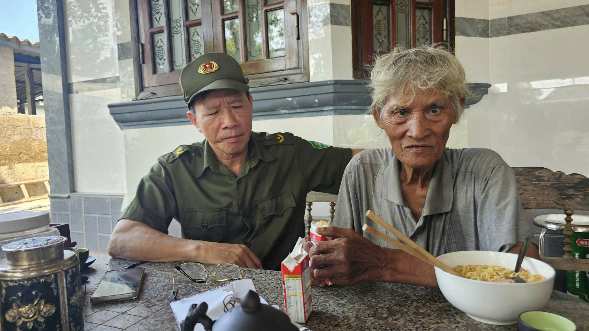 Cụ ông 79 tuổi mang thỏi vàng SJC 9999 nằm bên vệ đường ở Huế - Ảnh 2.