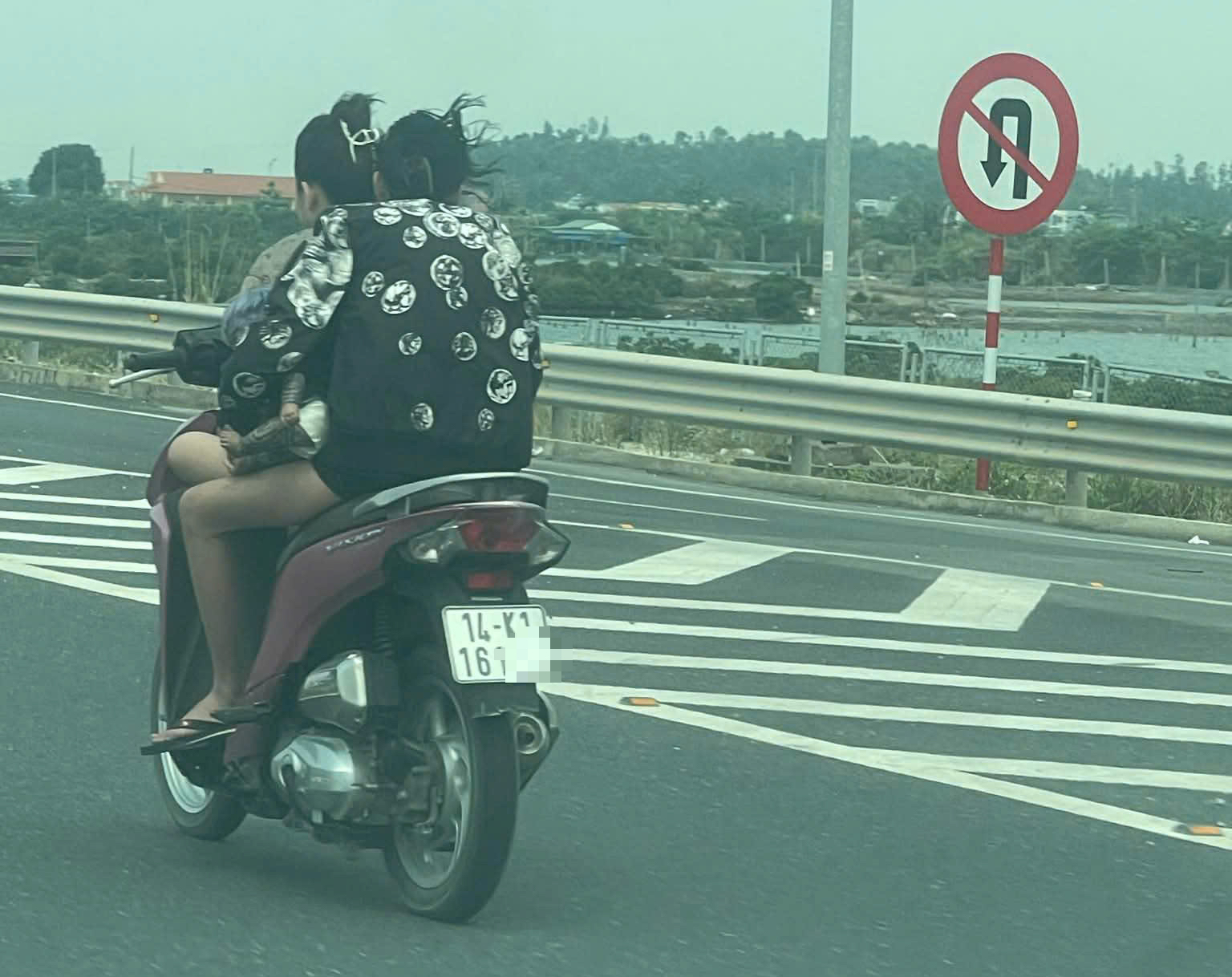 Xử phạt thiếu nữ phóng xe máy ngược chiều trên cao tốc Hải Phòng - Móng Cái - Ảnh 1.