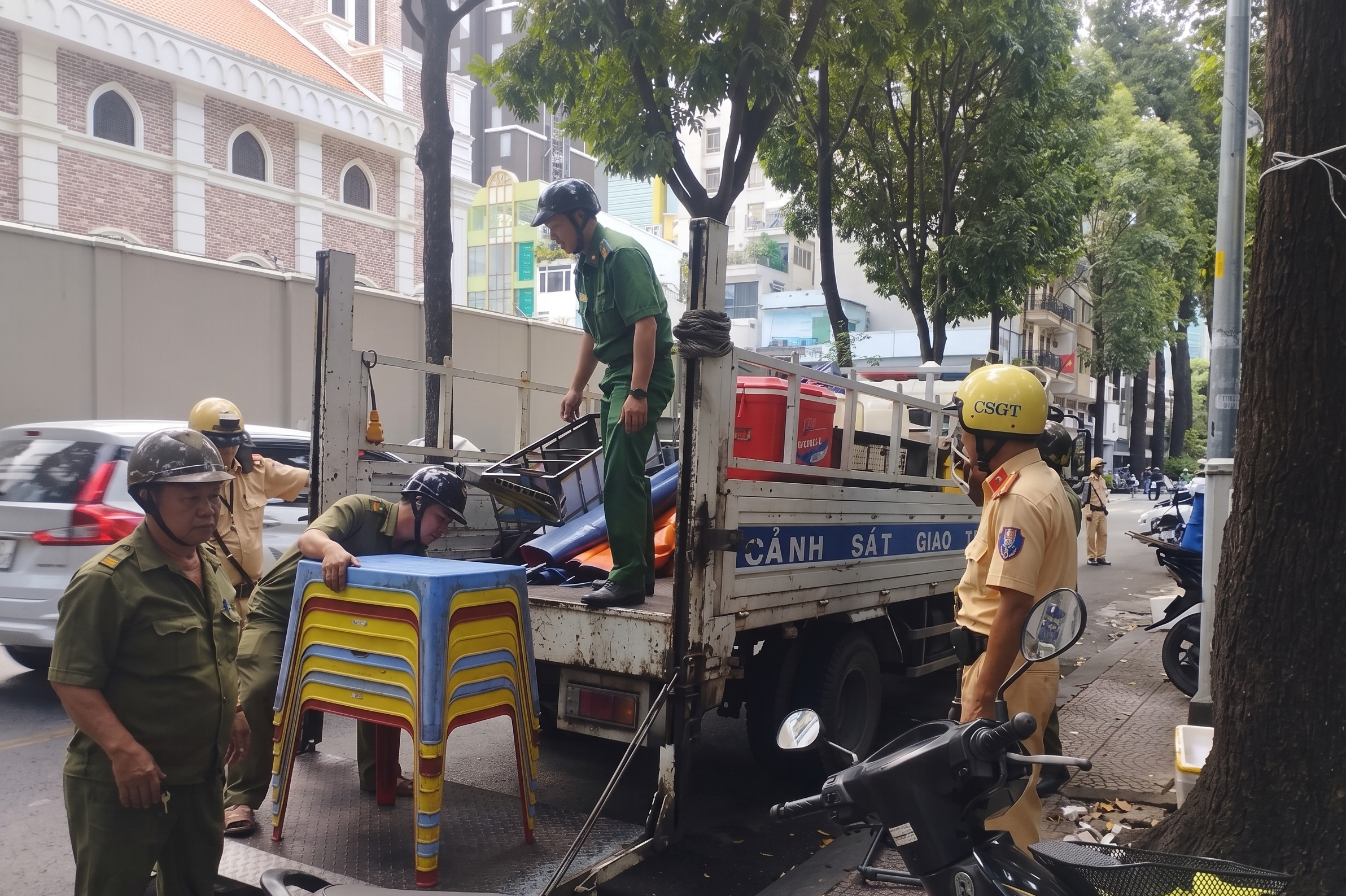 Tạm giữ nhiều xe bánh mì, tủ nước mía do lấn chiếm vỉa hè ở trung tâm TPHCM - Ảnh 1.