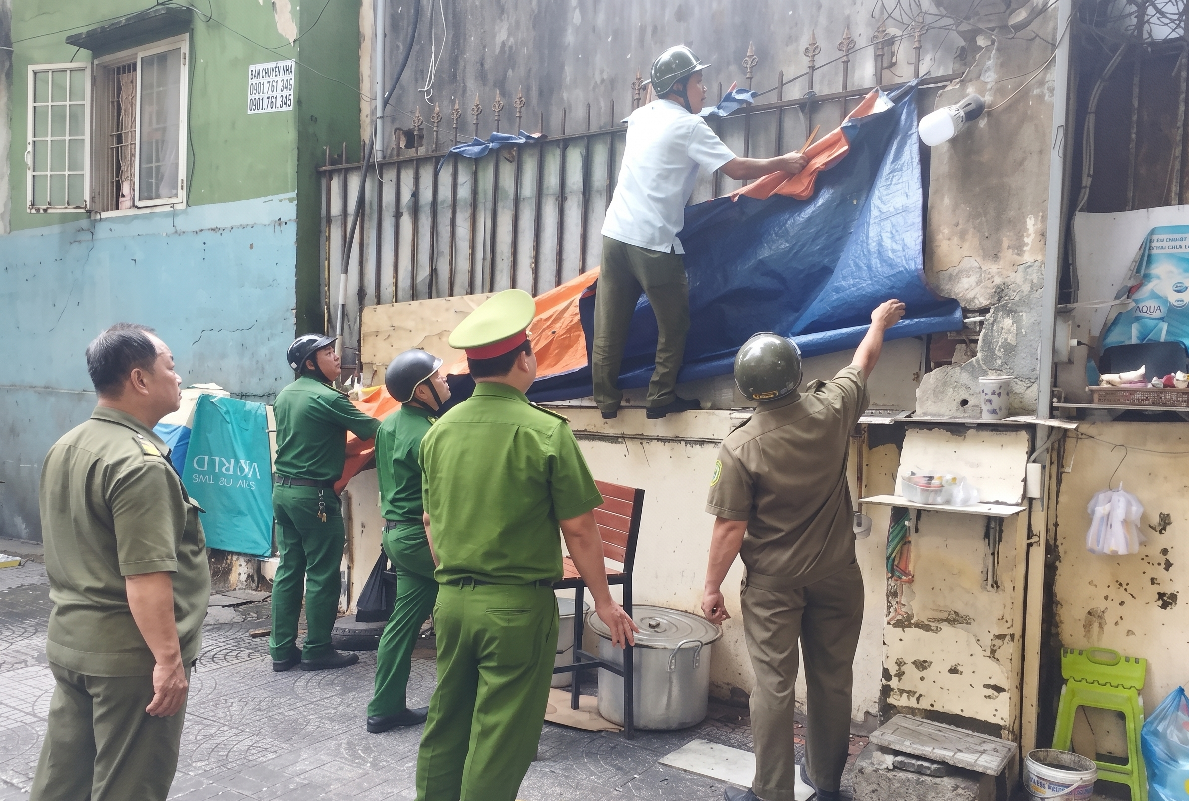 Tạm giữ nhiều xe bánh mì, tủ nước mía do lấn chiếm vỉa hè ở trung tâm TPHCM - Ảnh 2.