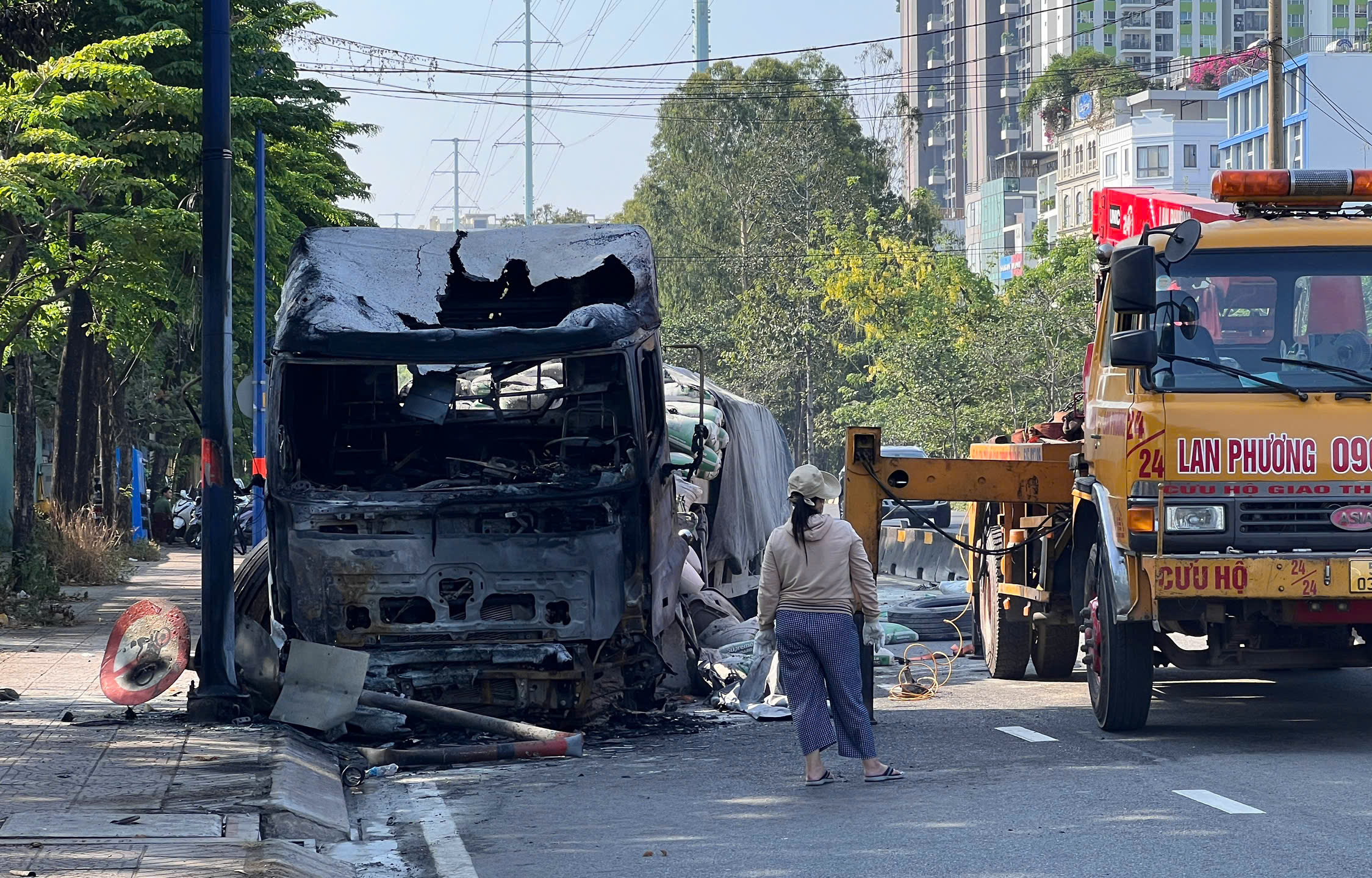 Xe đầu kéo cháy dữ dội trên đường Võ Chí Công tại TPHCM sáng nay - Ảnh 1.