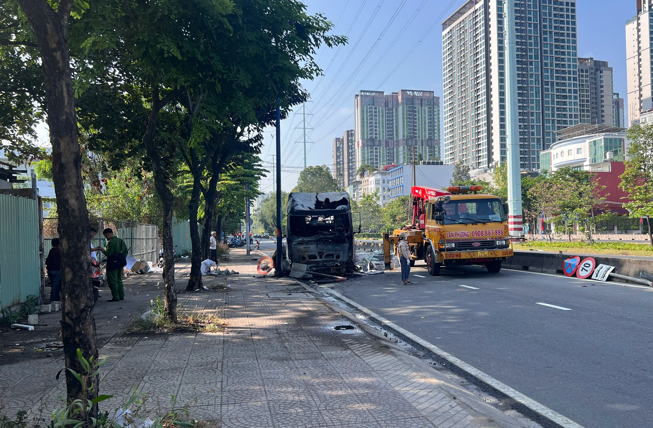 Xe đầu kéo cháy dữ dội trên đường Võ Chí Công tại TPHCM sáng nay - Ảnh 2.