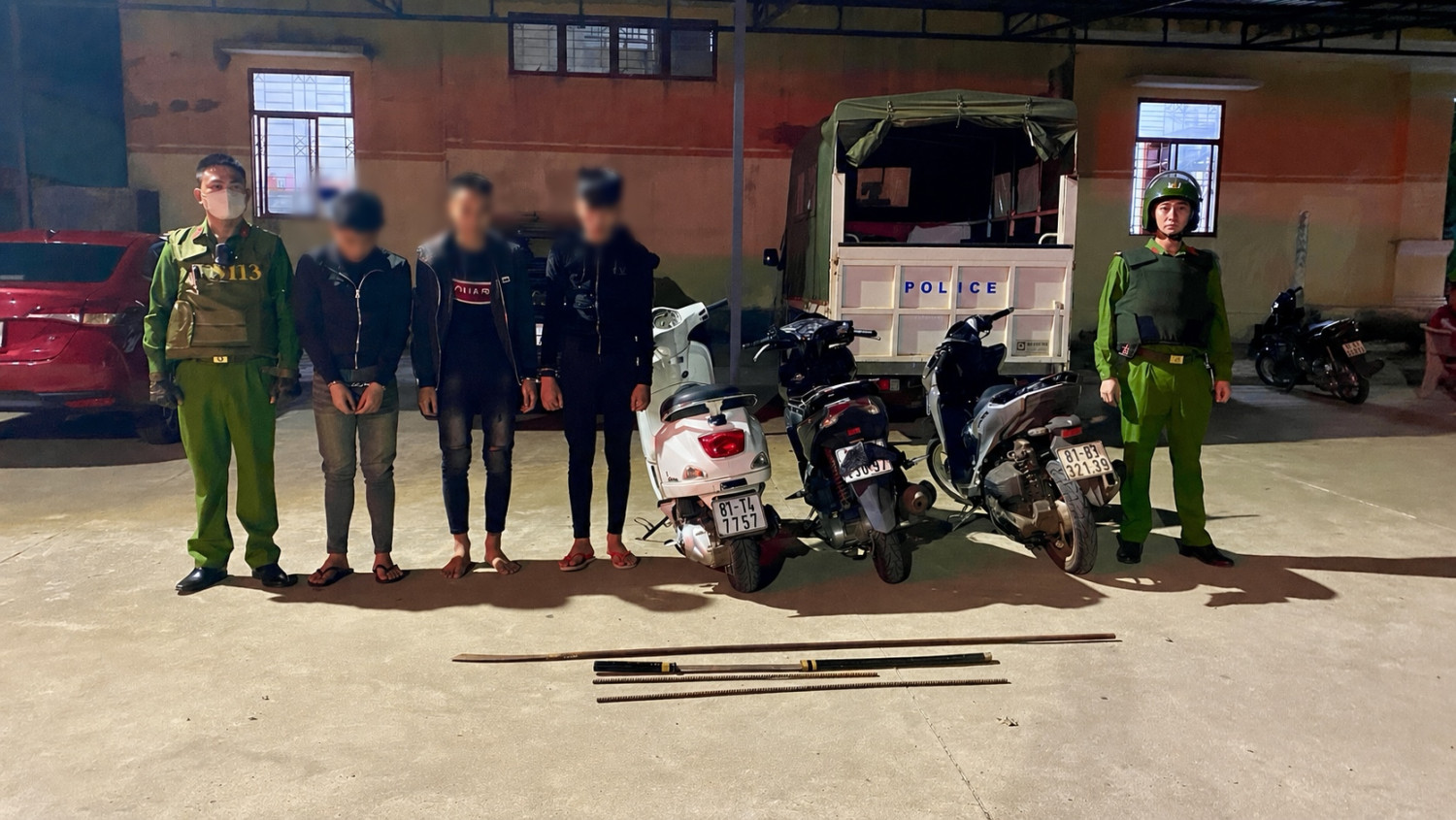 Chặn nhóm thiếu niên mang hung khí giữa đêm, lộ thêm vụ tai nạn 3 người tử vong - Ảnh 1.