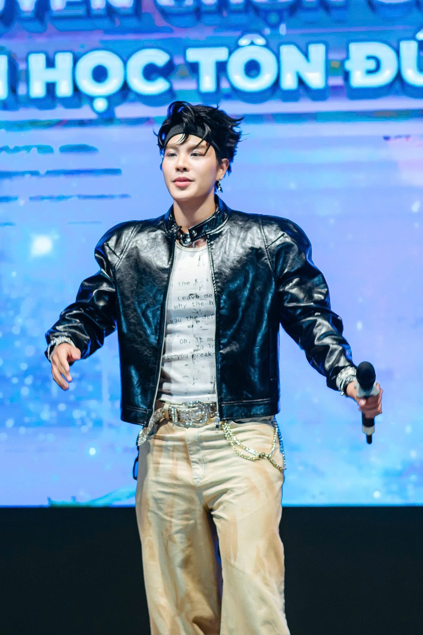 Ca sĩ Felix Tiến Quang khuấy động sân khấu trường Đại học Tôn Đức Thắng  - Ảnh 1.