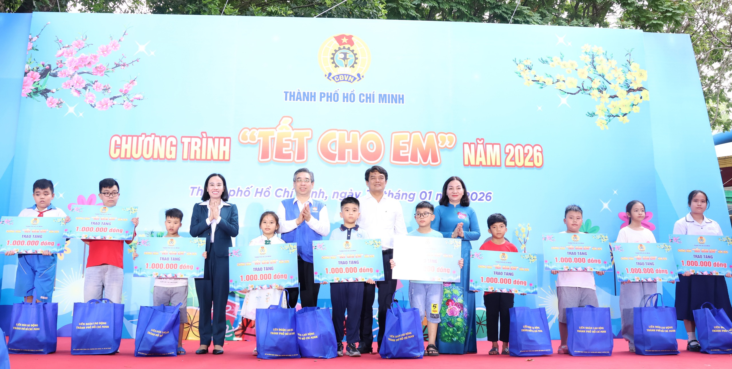 Kh&ocirc;ng để ai bị bỏ lại ph&iacute;a sau: TPHCM dệt lưới an sinh, giữ nhịp l&ograve;ng d&acirc;n - Ảnh 5.