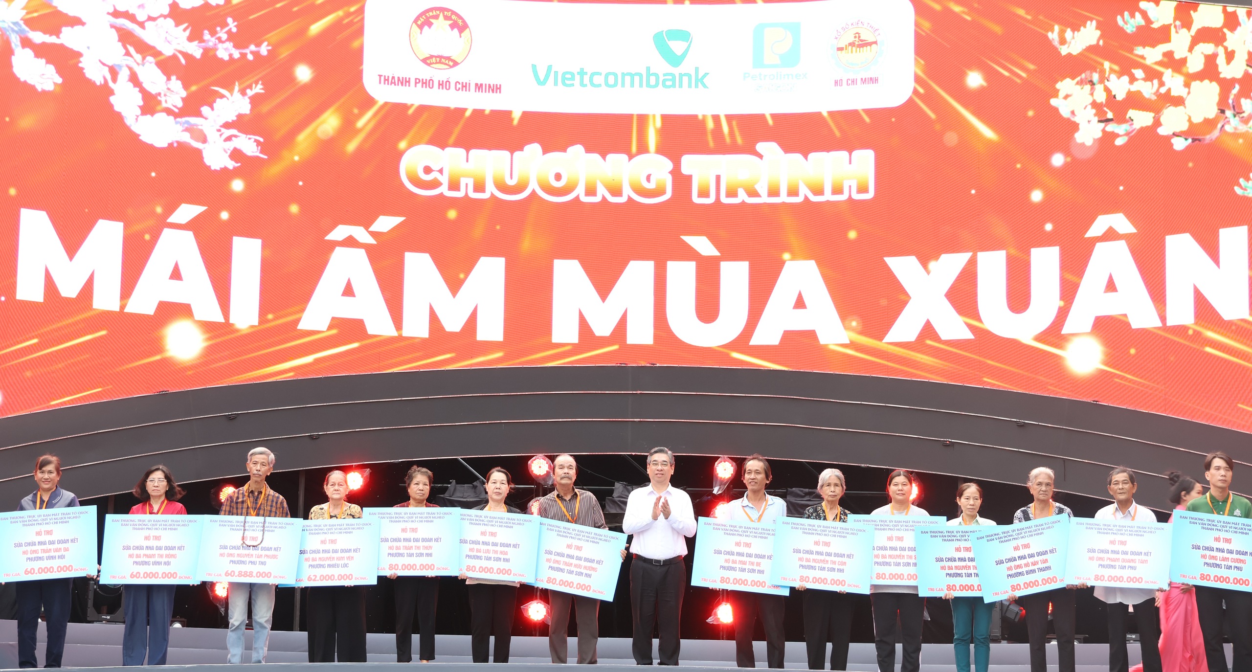 Kh&ocirc;ng để ai bị bỏ lại ph&iacute;a sau: TPHCM dệt lưới an sinh, giữ nhịp l&ograve;ng d&acirc;n - Ảnh 1.