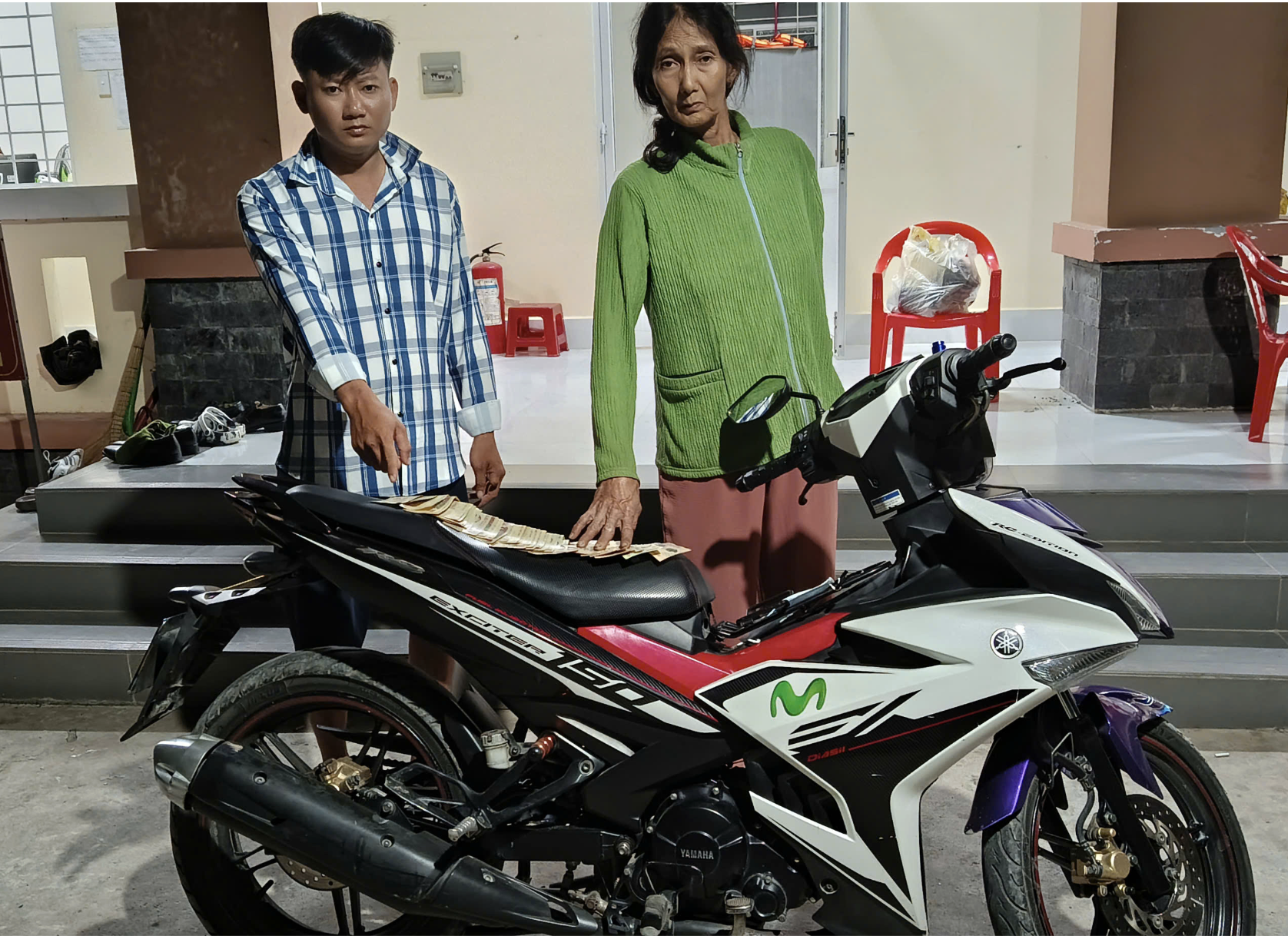 Mẹ con cướp giật tiền của cụ bà bán vé số gây phẫn nộ tại Vĩnh Long - Ảnh 1.