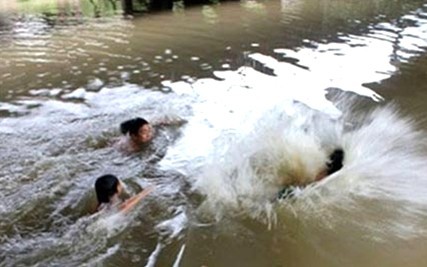Gia Lai: Nam sinh vi&ecirc;n tử vong khi tắm suối tại Khu du lịch sinh th&aacute;i Hầm H&ocirc; - Ảnh 2.