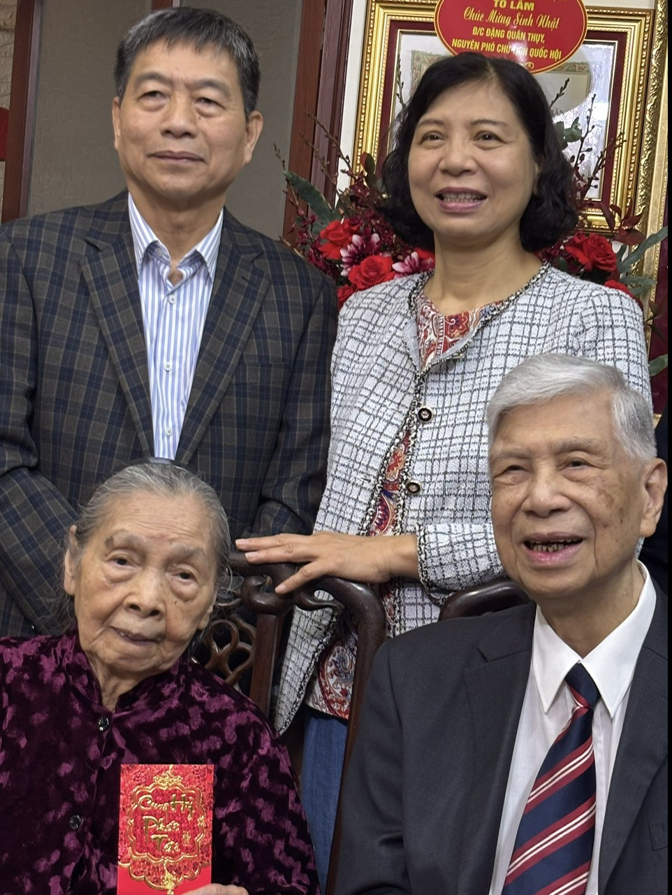 Chuyện t&igrave;nh đặc biệt của tướng Đặng Qu&acirc;n thụy v&agrave; PGS Nguyễn Thị Ban ở tuổi 99 - Ảnh 2.