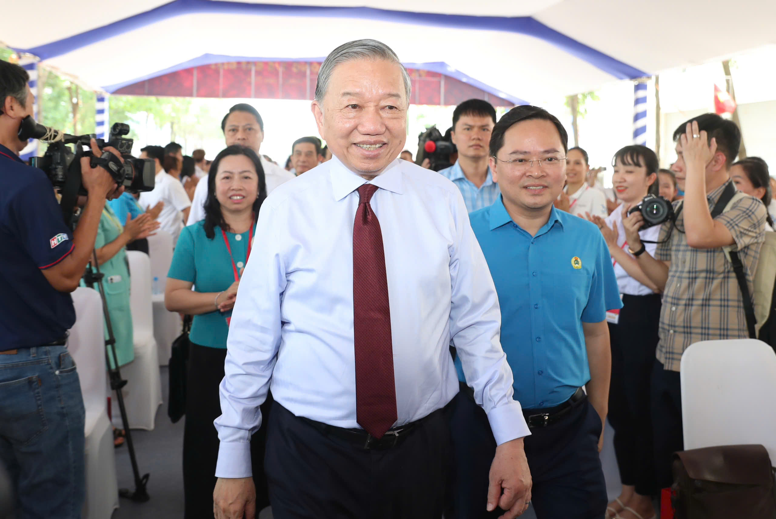 Tổng b&iacute; thư, Chủ tịch nước T&ocirc; L&acirc;m thăm người lao động tại TPHCM - Ảnh 4.