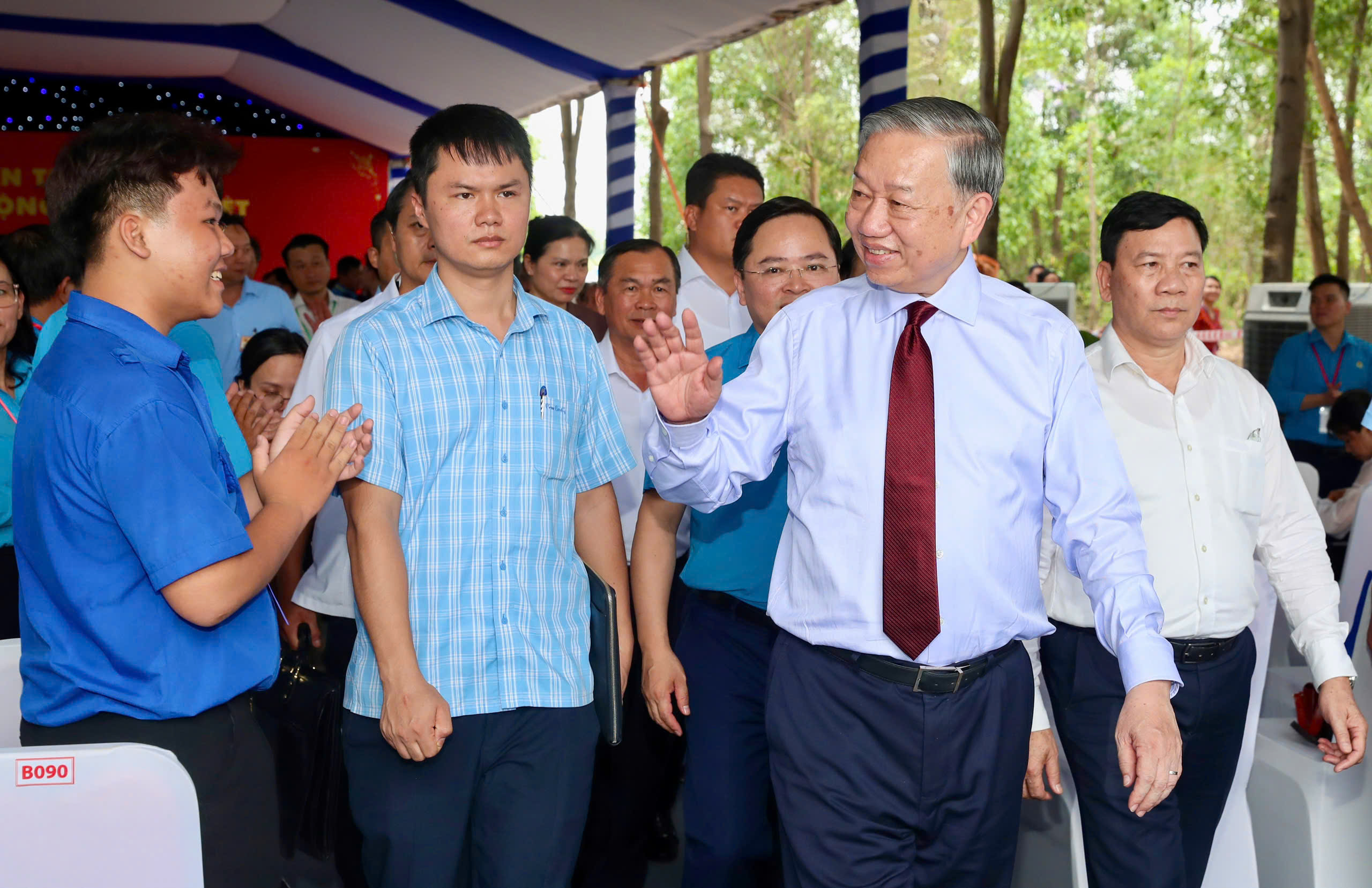 Công nhân mong có thêm chính sách hỗ trợ nhà ở, y tế, đào tạo nghề - Ảnh 12.