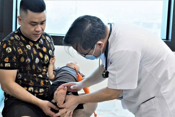 Dịch bệnh tay chân miệng diễn biến phức tạp - Ảnh 1.