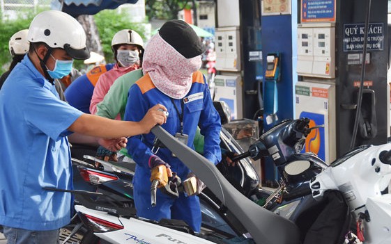 Gi&aacute; xăng dầu mới nhất &aacute;p dụng từ 15 giờ 29-4 - Ảnh 2.