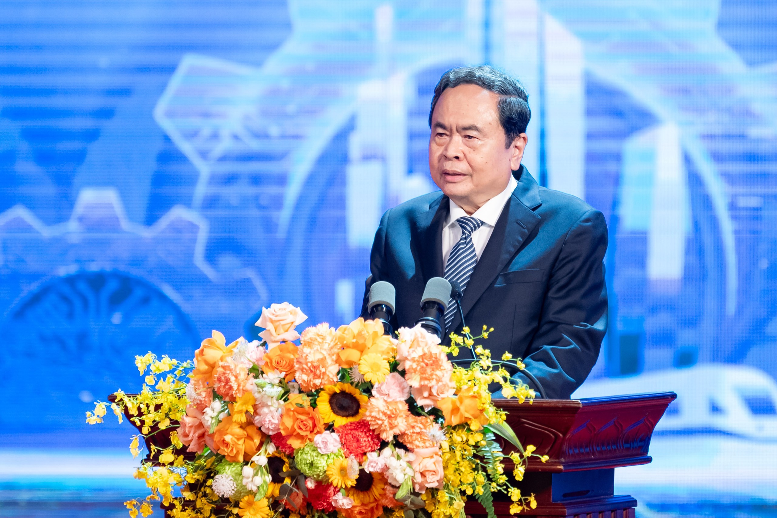 Chủ tịch Quốc hội Trần Thanh Mẫn: Nâng cao năng suất lao động và tăng trưởng hai con số - Ảnh 2.