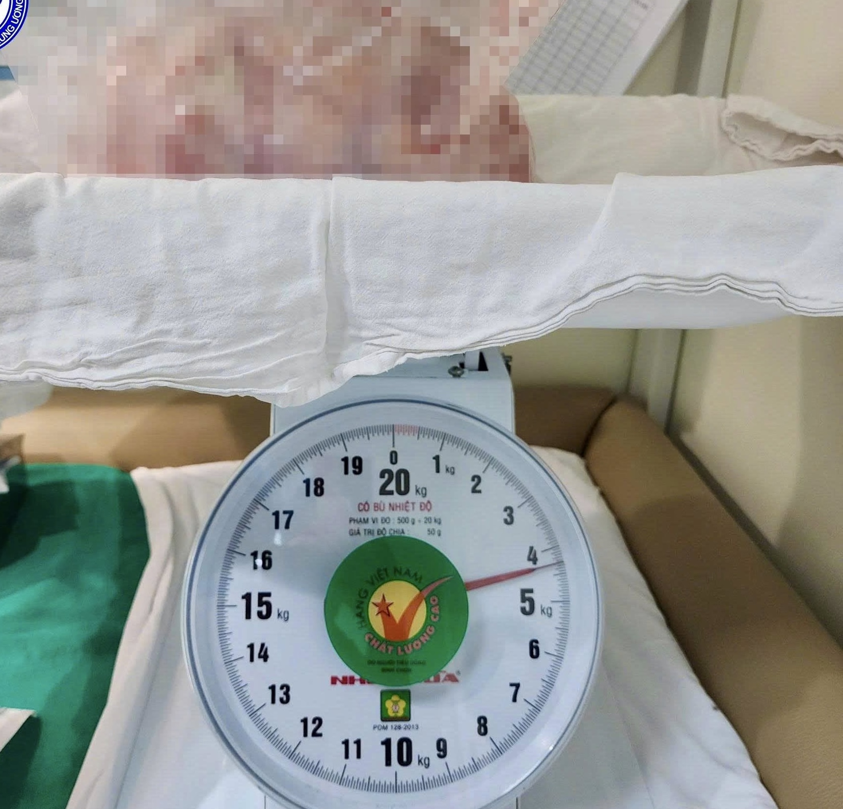 Bé gái 14 tuổi mang khối u buồng trứng hơn 4kg, gia đình tưởng tăng cân  - Ảnh 2.