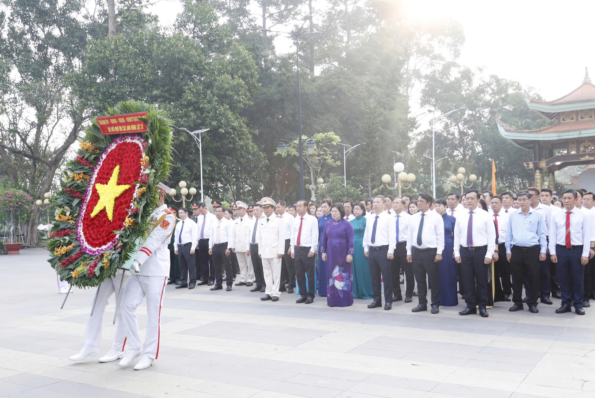 L&atilde;nh đạo TPHCM d&acirc;ng hương, d&acirc;ng hoa c&aacute;c Anh h&ugrave;ng liệt sĩ - Ảnh 1.