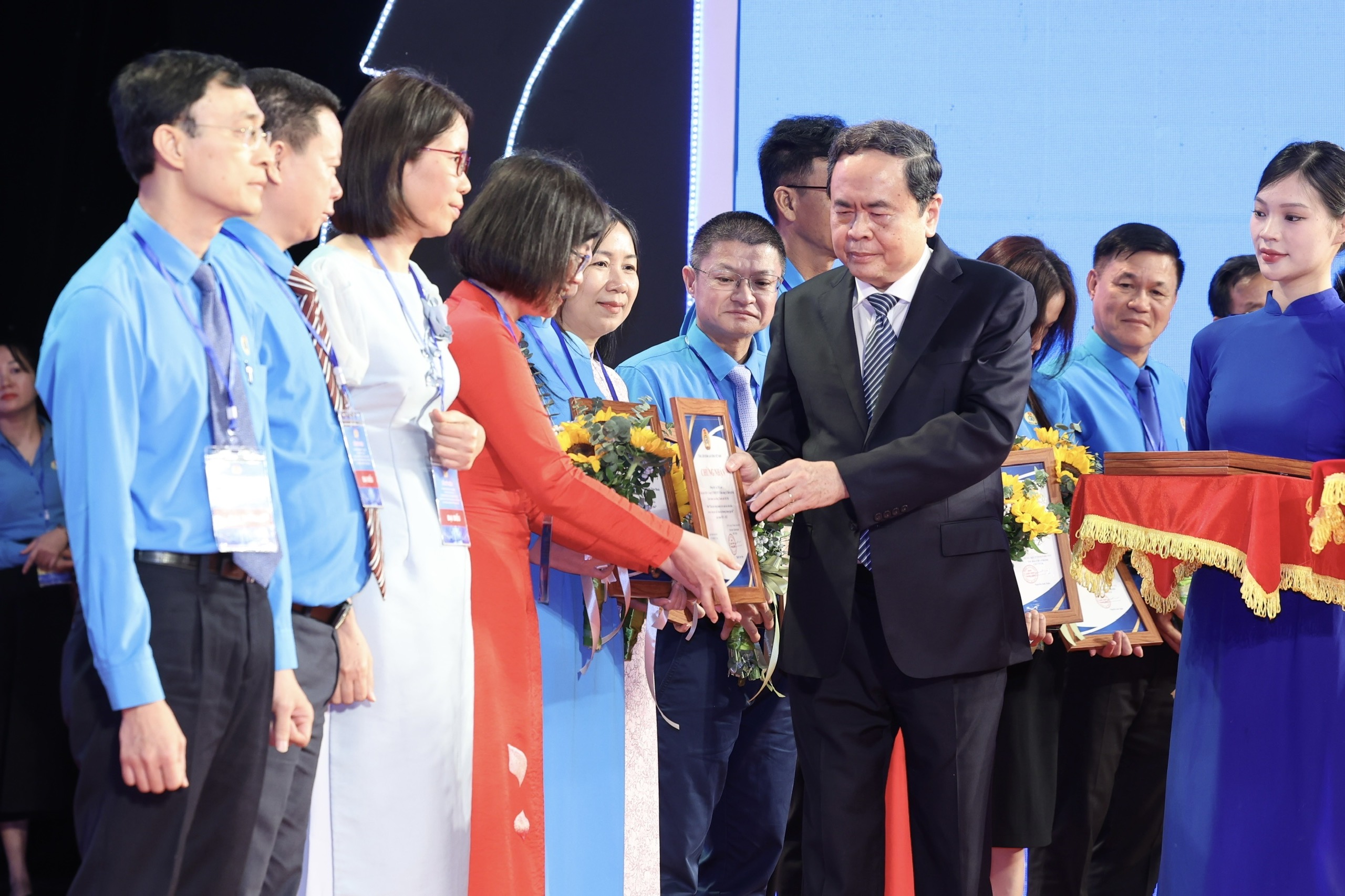 Chủ tịch Quốc hội Trần Thanh Mẫn: Nâng cao năng suất lao động và tăng trưởng hai con số - Ảnh 3.